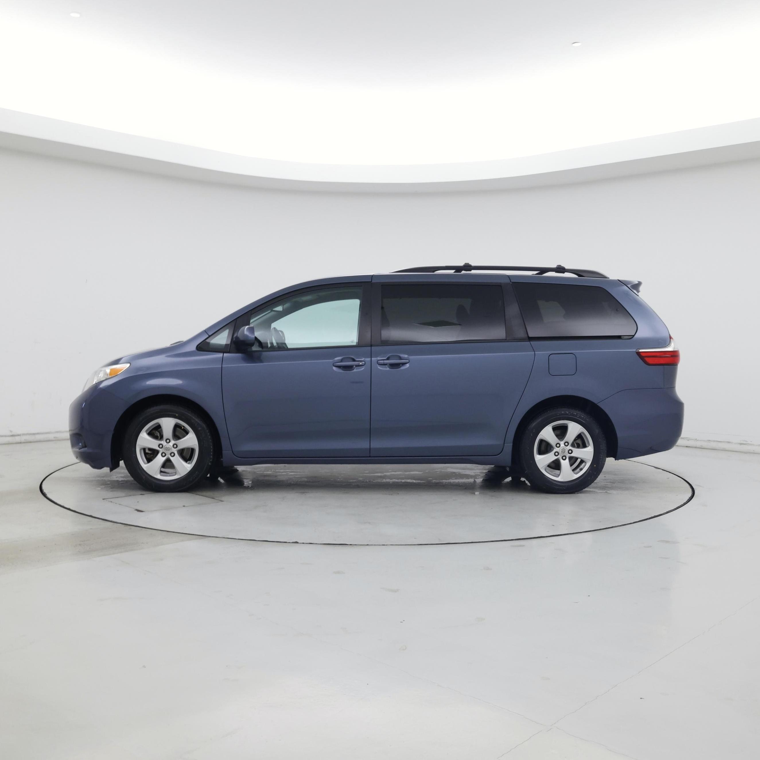 Thumbnail: 2015 Toyota Sienna - 3