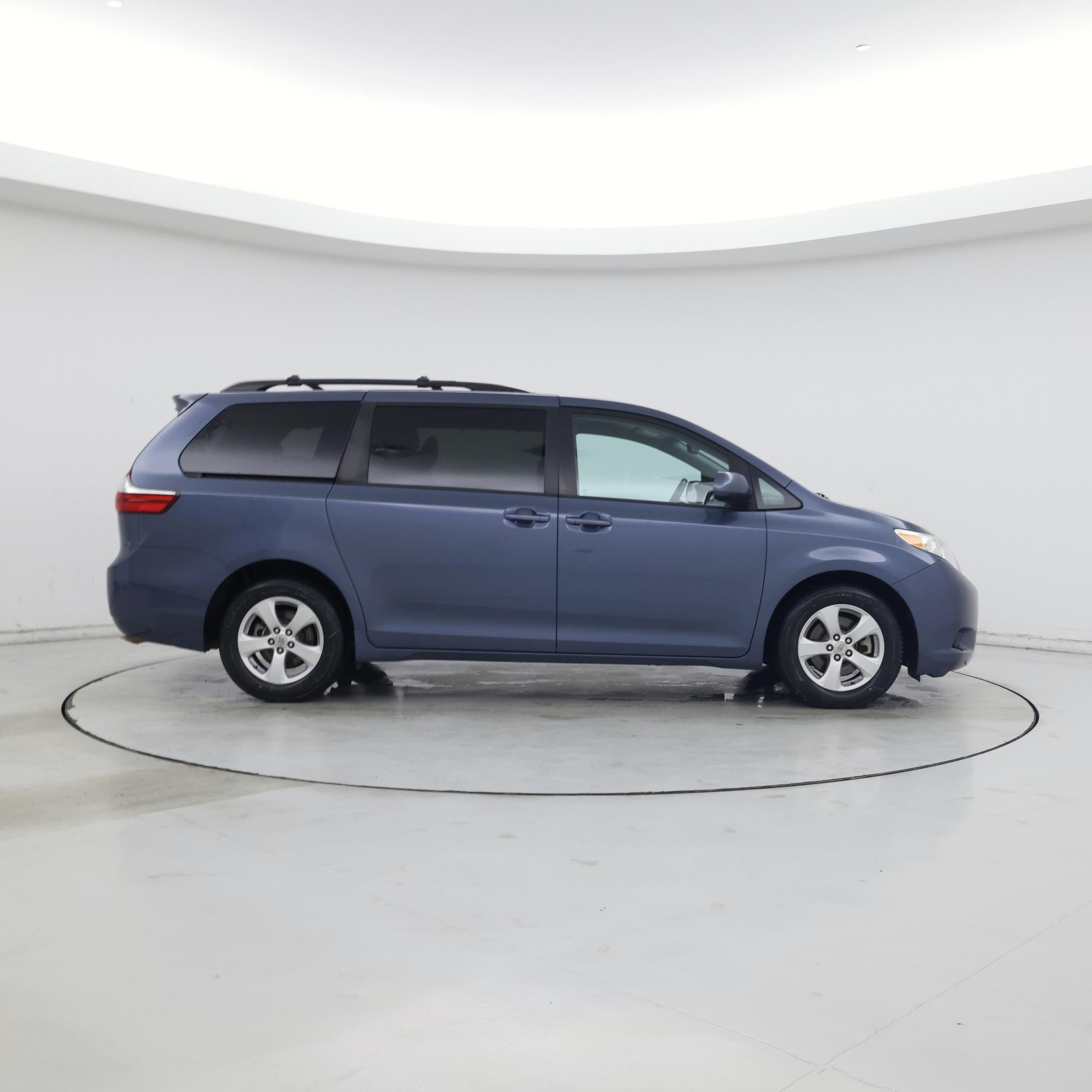 Thumbnail: 2015 Toyota Sienna - 7