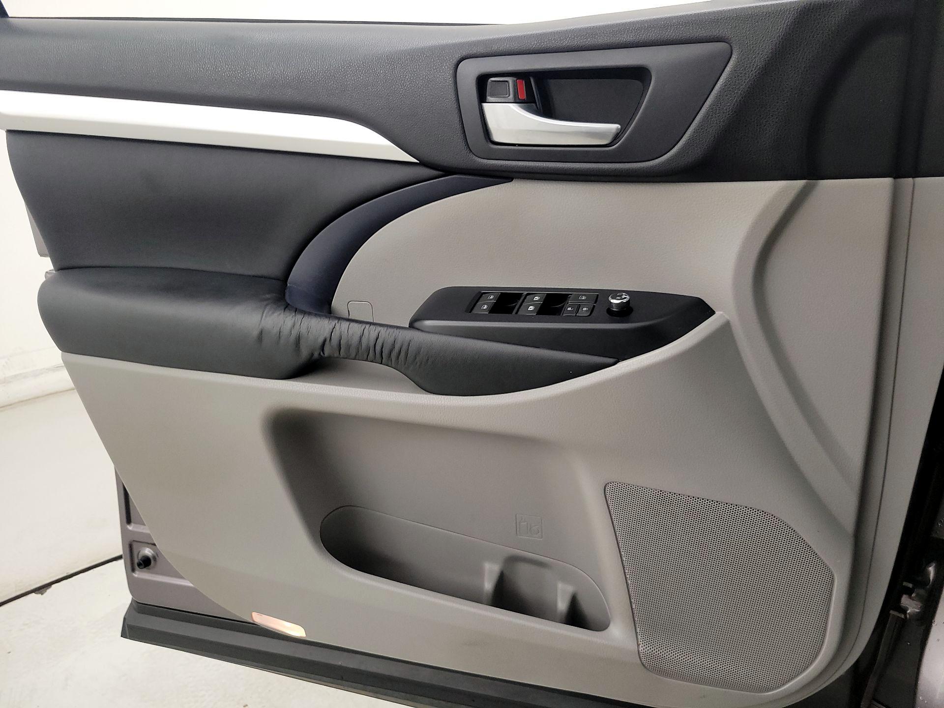 Thumbnail: 2015 Toyota Highlander - 12