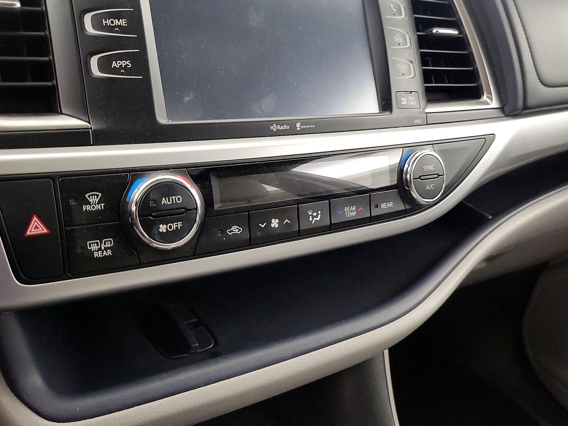 Thumbnail: 2015 Toyota Highlander - 17