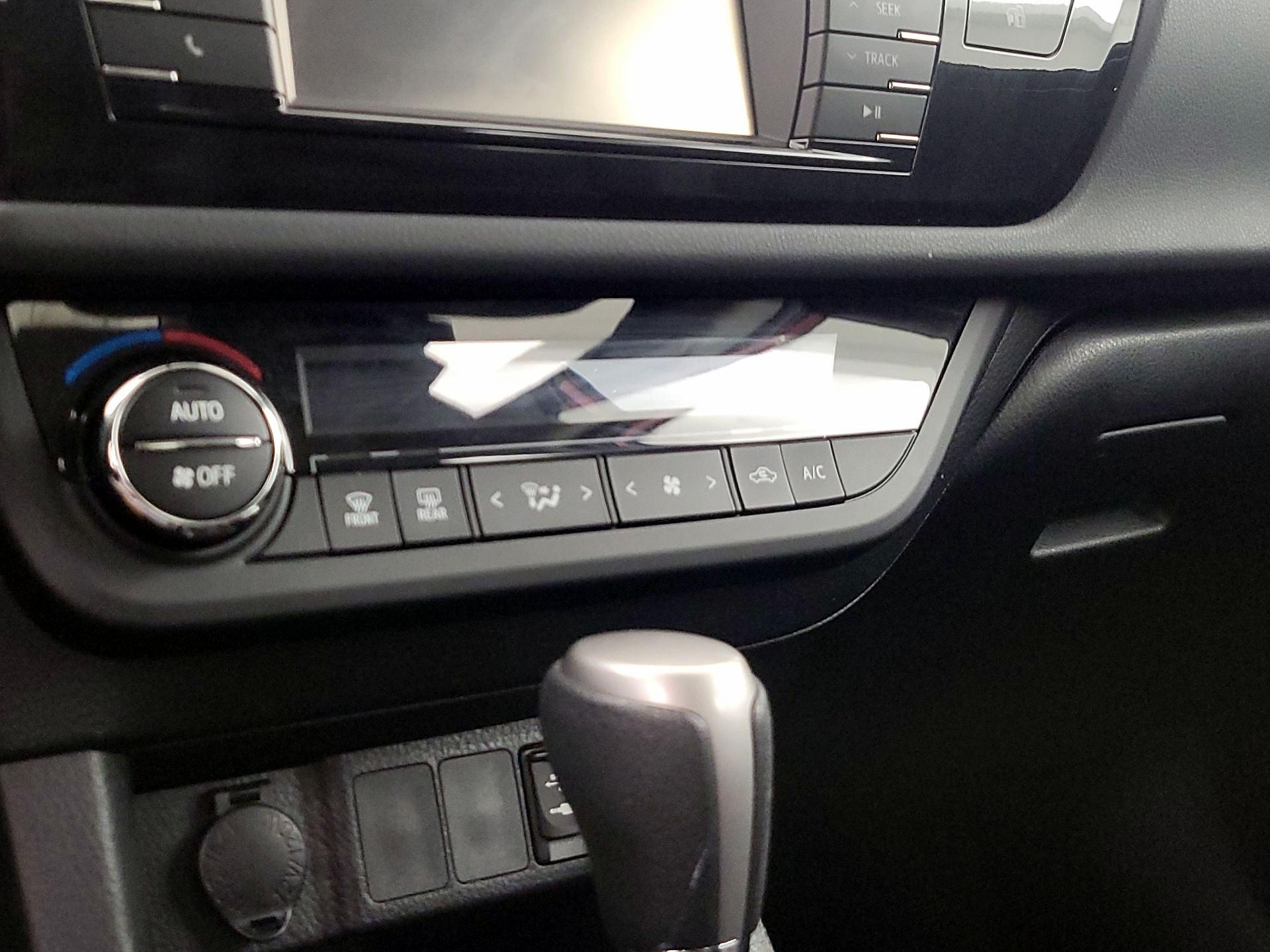 Thumbnail: 2015 Toyota Corolla - 16