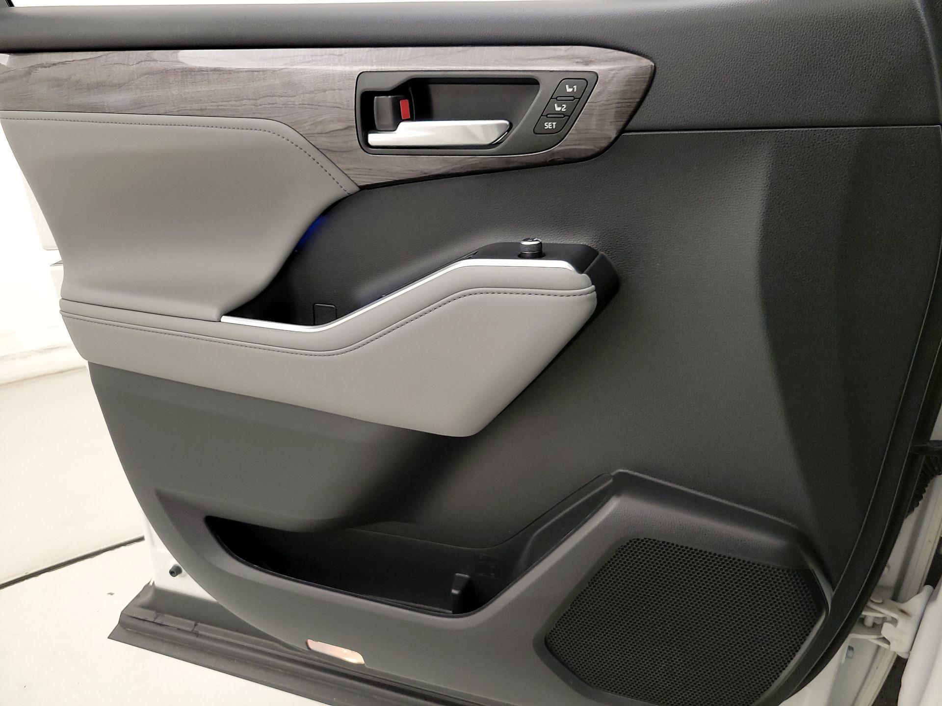 Thumbnail: 2021 Toyota Highlander - 12