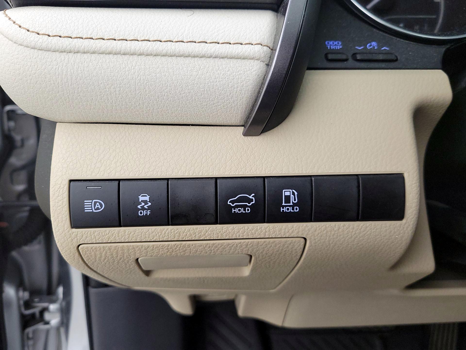Thumbnail: 2019 Toyota Camry - 13