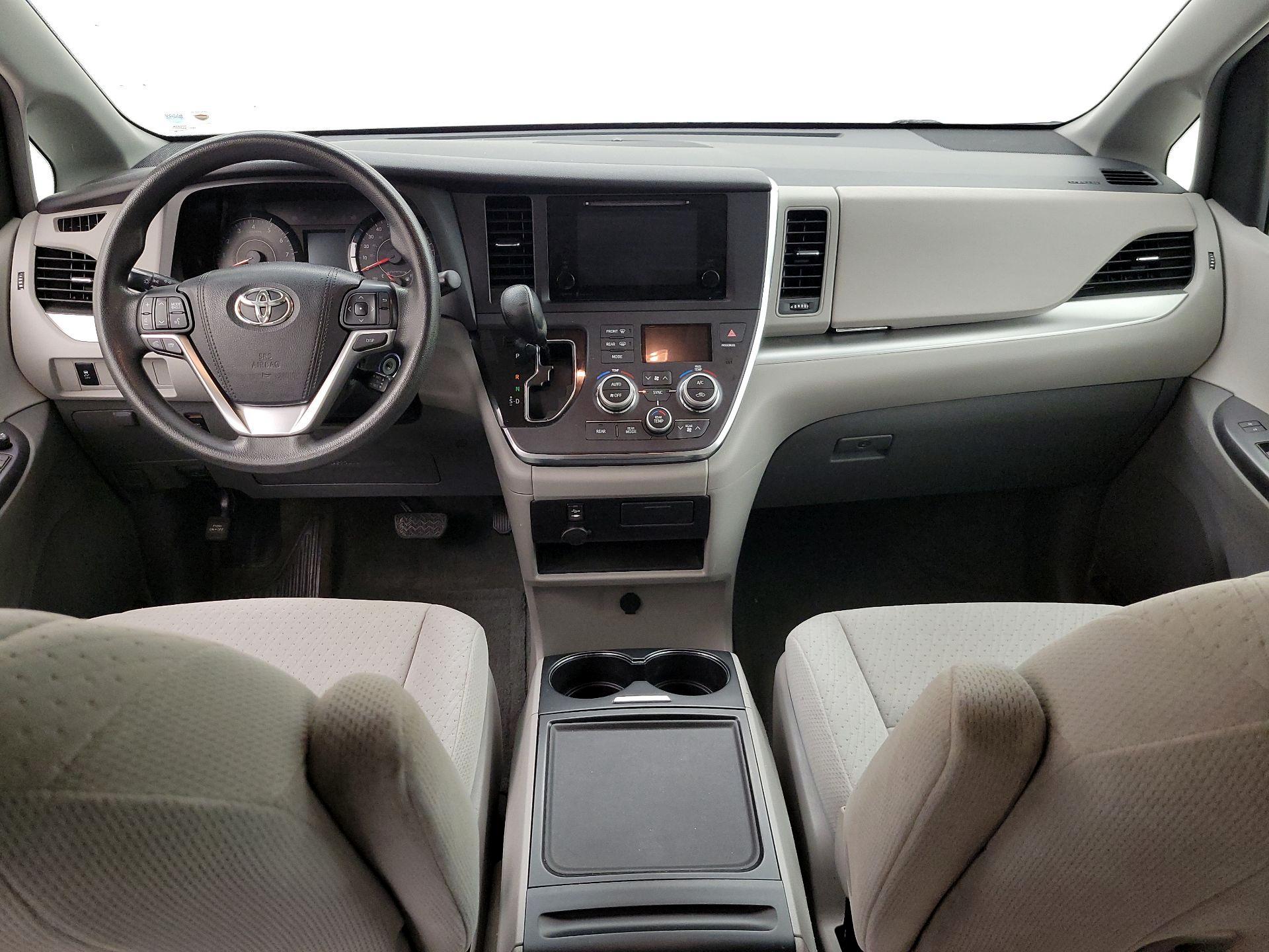 Thumbnail: 2015 Toyota Sienna - 9