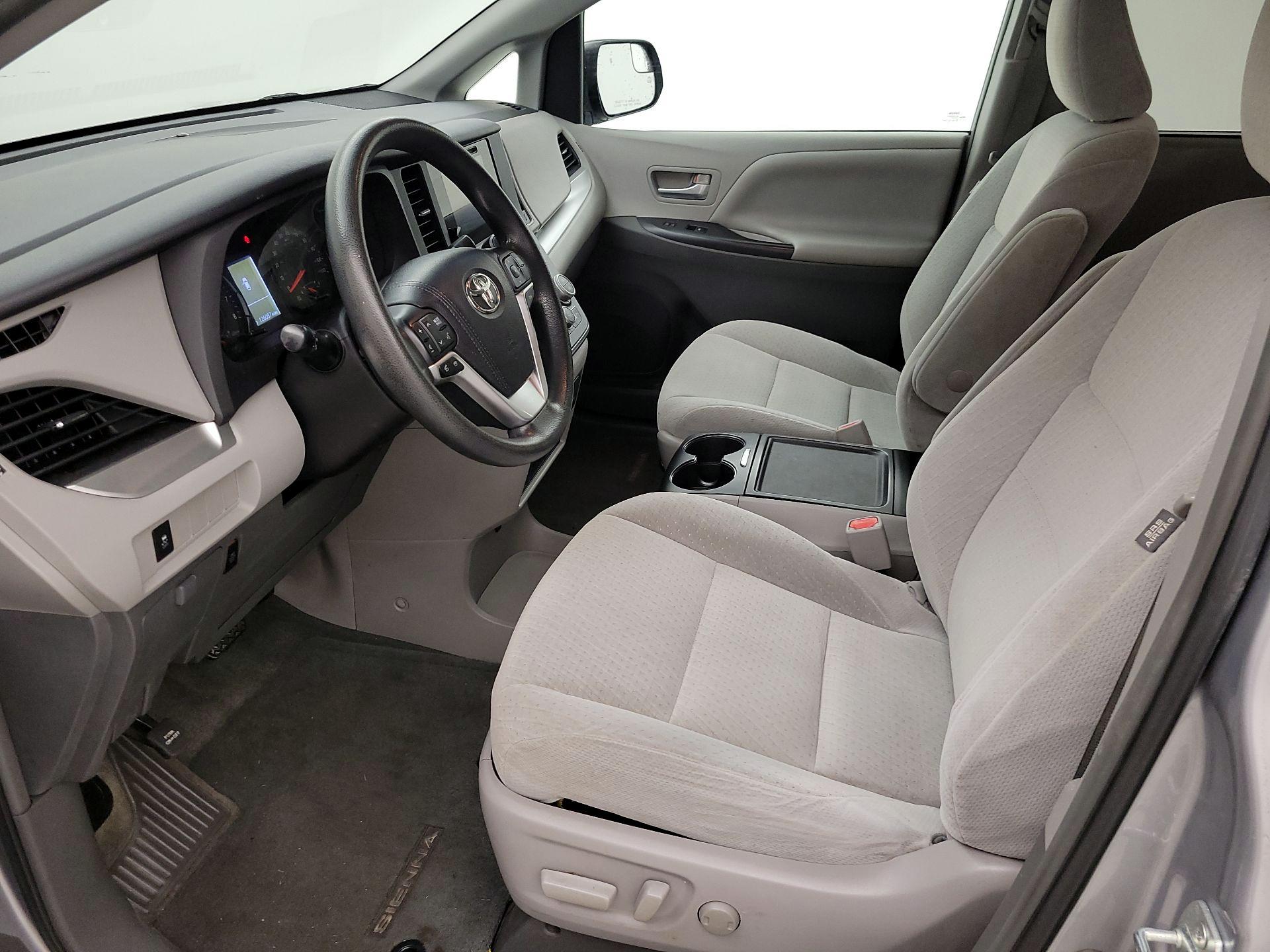Thumbnail: 2015 Toyota Sienna - 11