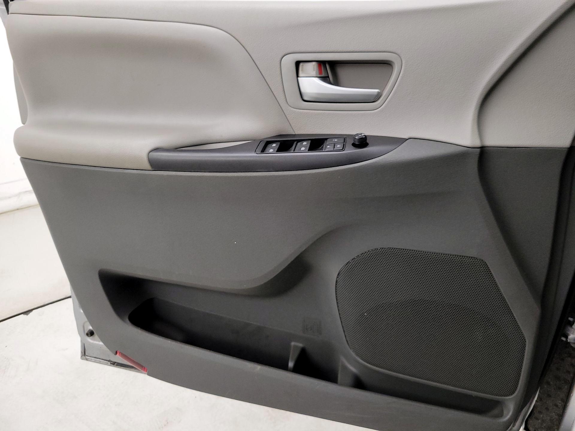 Thumbnail: 2015 Toyota Sienna - 12