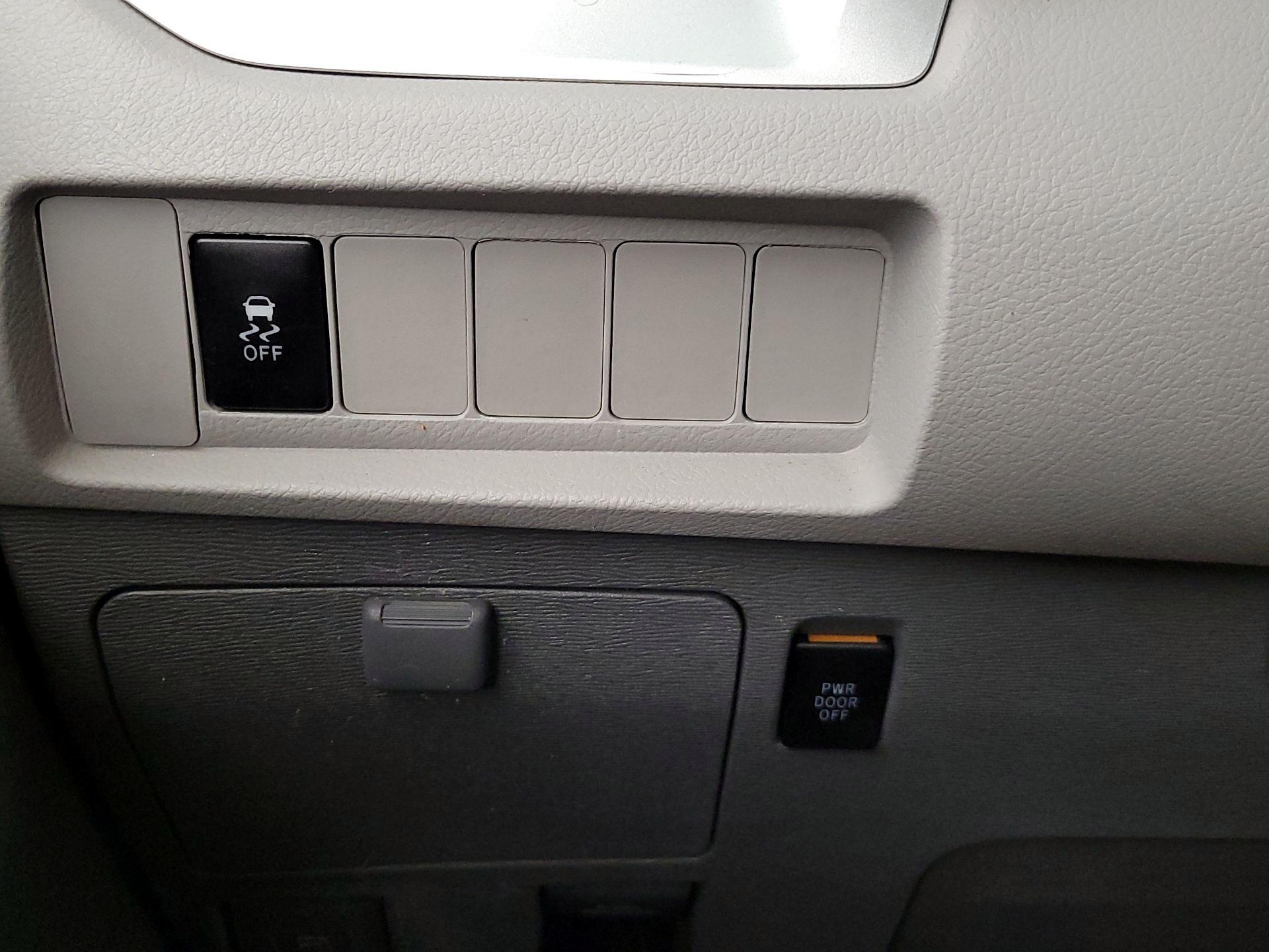 Thumbnail: 2015 Toyota Sienna - 13