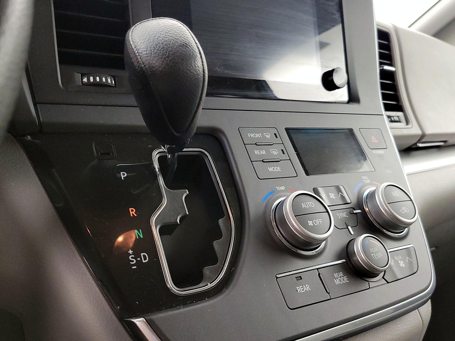 Thumbnail: 2015 Toyota Sienna - 17