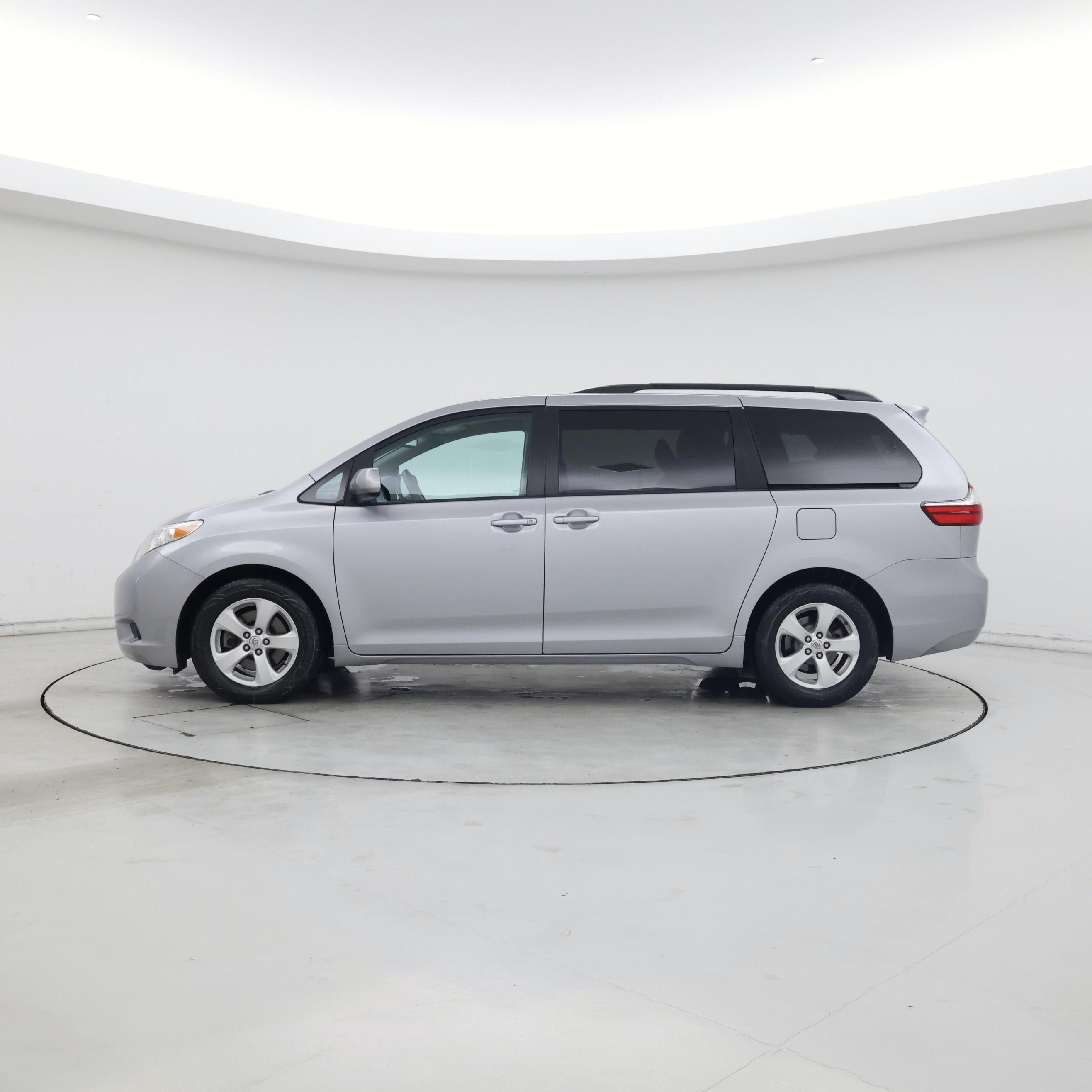 Thumbnail: 2015 Toyota Sienna - 3