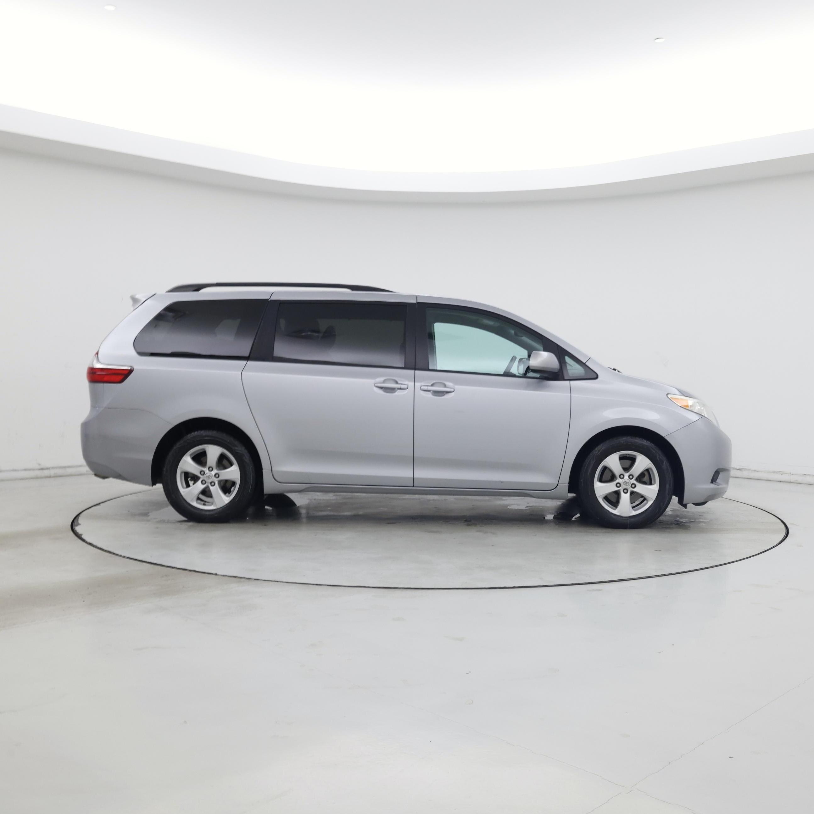 Thumbnail: 2015 Toyota Sienna - 7