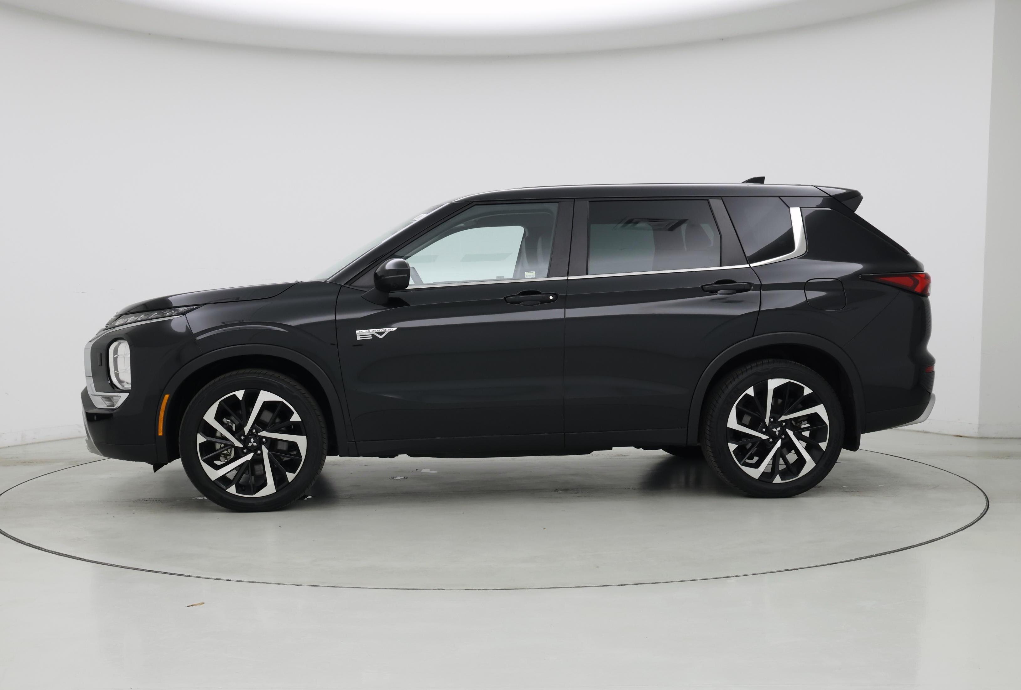 Thumbnail: 2023 Mitsubishi Outlander - 3