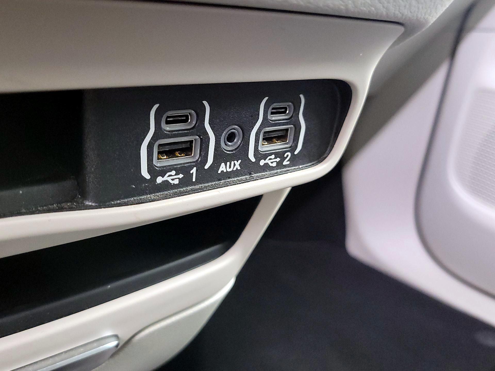 Thumbnail: 2023 Chrysler Pacifica - 18