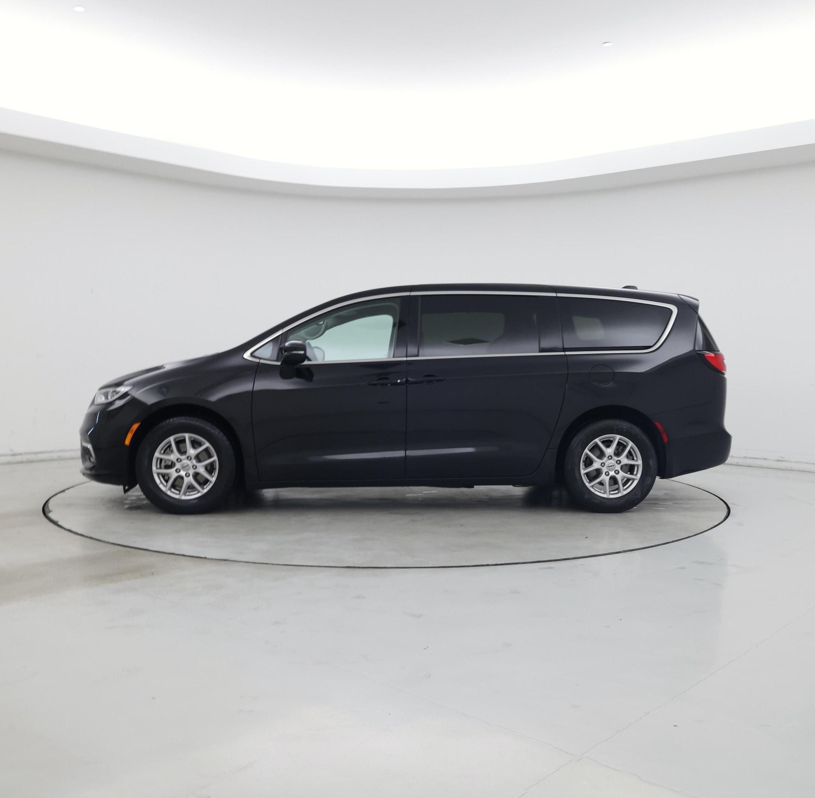 Thumbnail: 2023 Chrysler Pacifica - 3