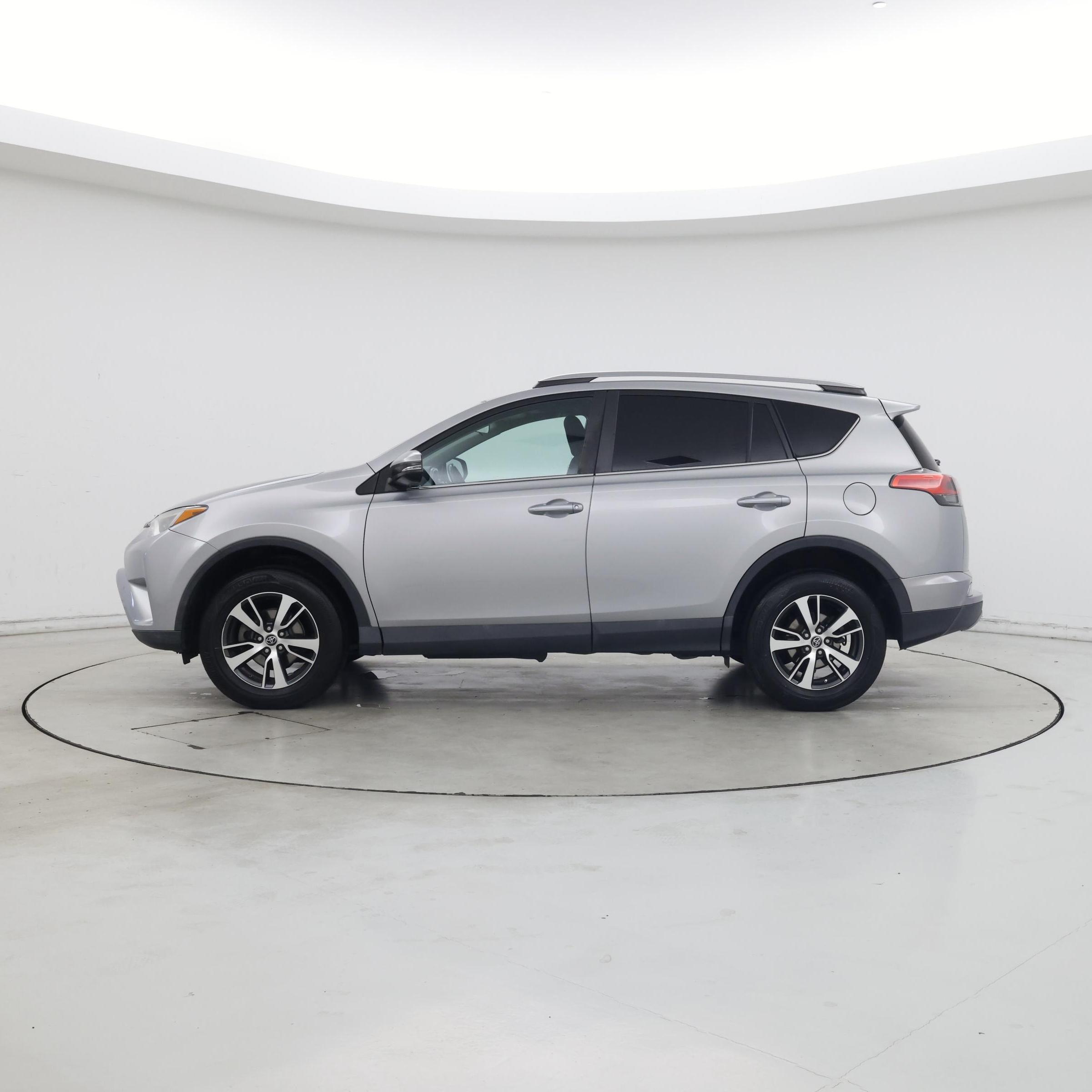 Thumbnail: 2018 Toyota RAV4 - 3