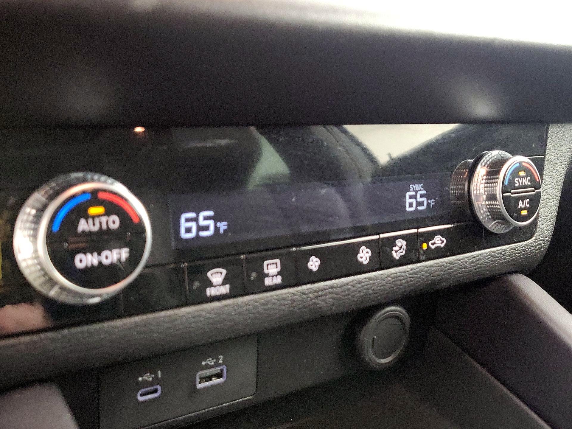 Thumbnail: 2023 Mitsubishi Outlander - 17