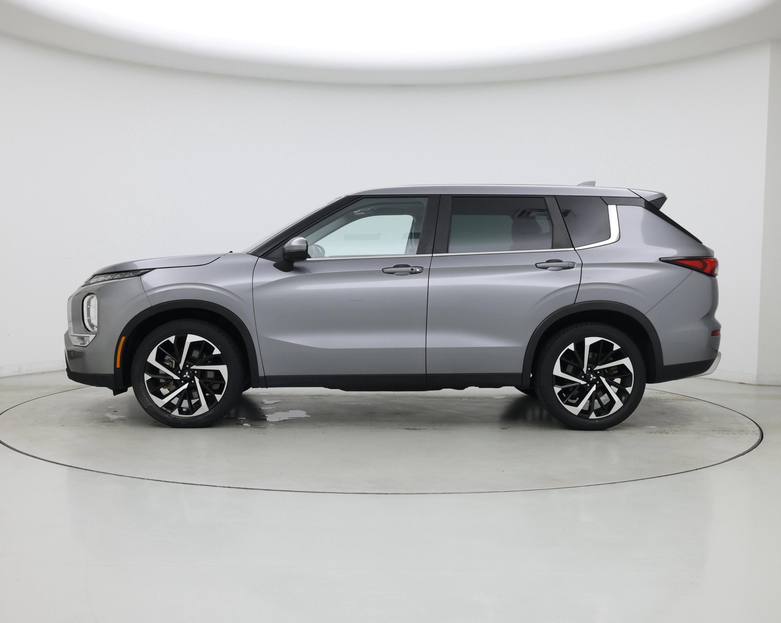 Thumbnail: 2023 Mitsubishi Outlander - 3