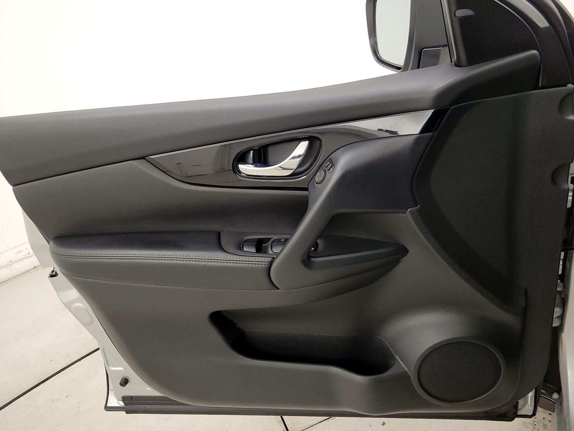 Thumbnail: 2020 Nissan Rogue Sport - 12