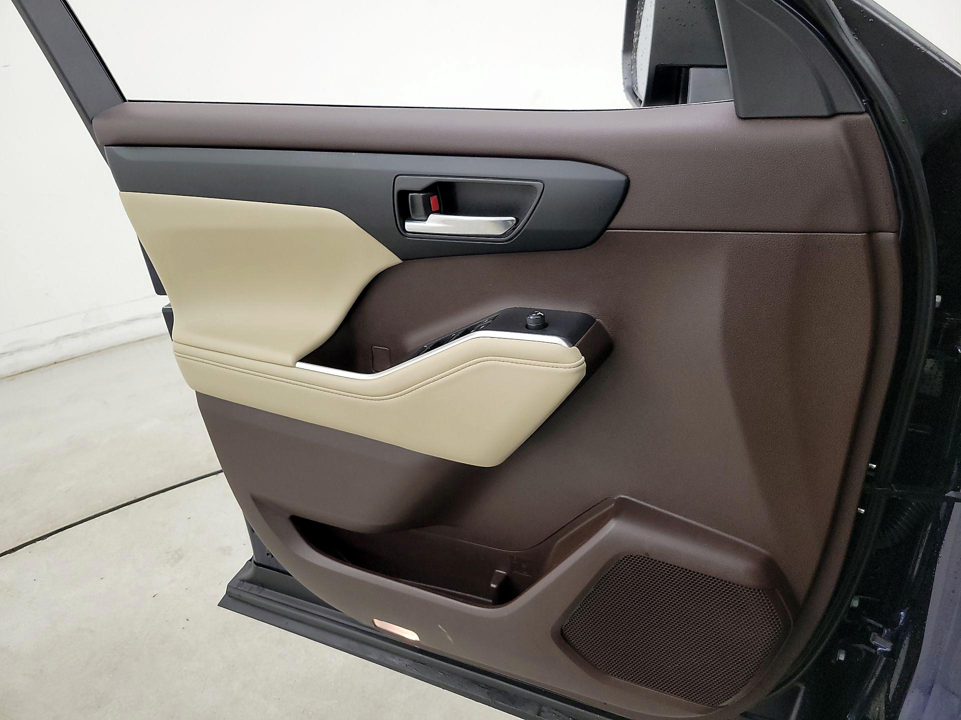 Thumbnail: 2022 Toyota Highlander - 12