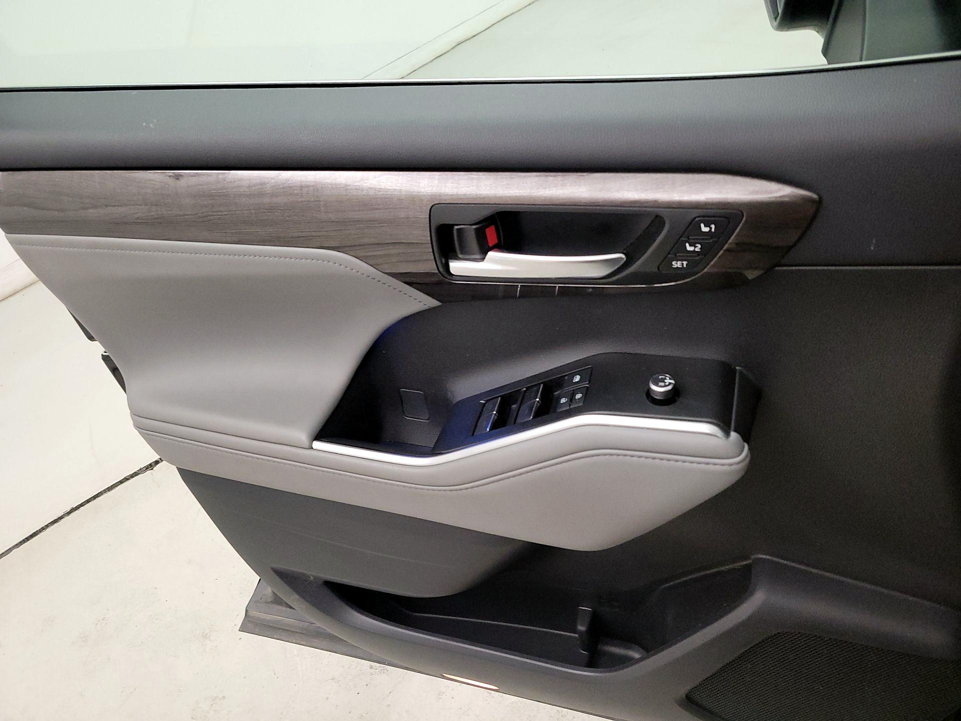 Thumbnail: 2021 Toyota Highlander - 12