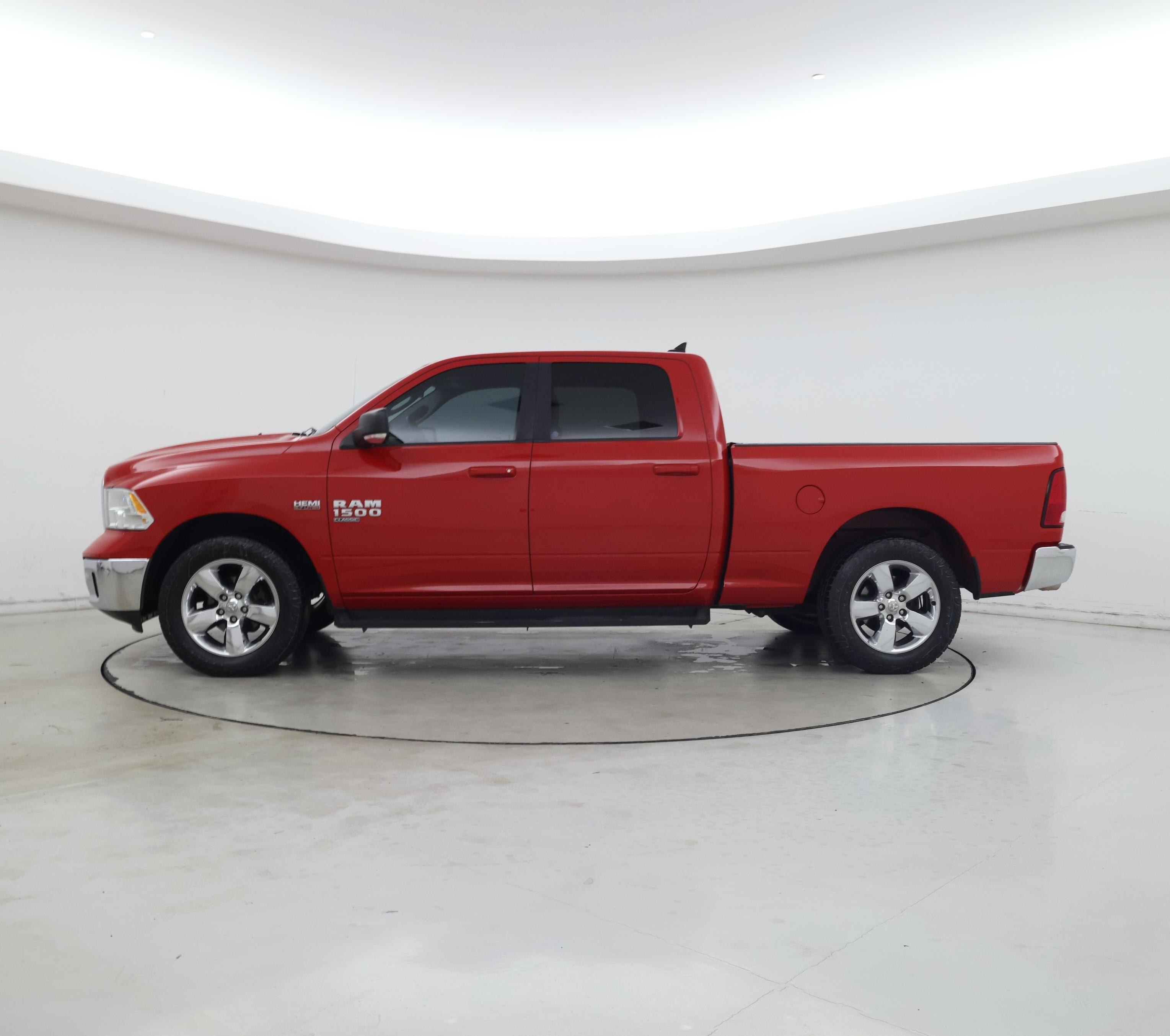 Thumbnail: 2019 RAM 1500 Classic - 3
