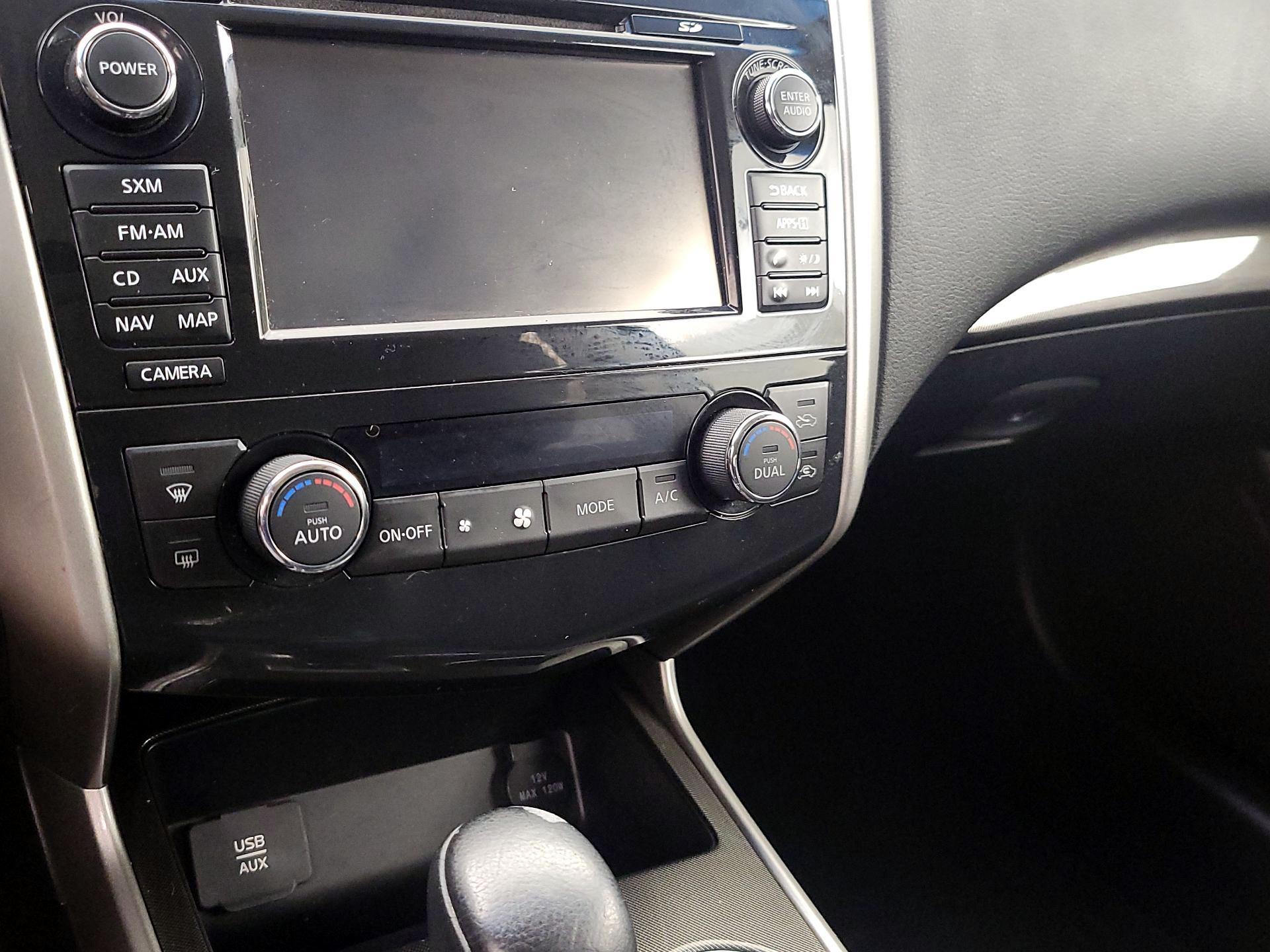 Thumbnail: 2015 Nissan Altima - 17