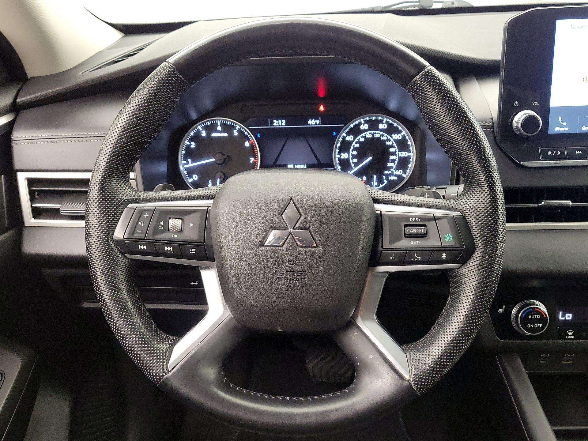 Thumbnail: 2023 Mitsubishi Outlander - 10