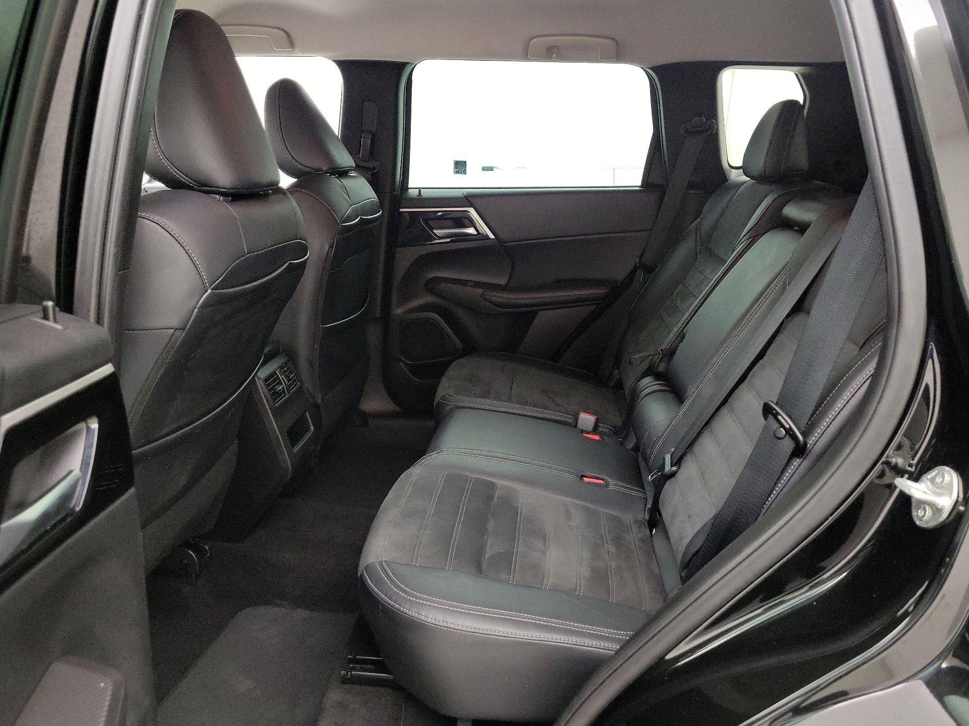 Thumbnail: 2023 Mitsubishi Outlander - 20