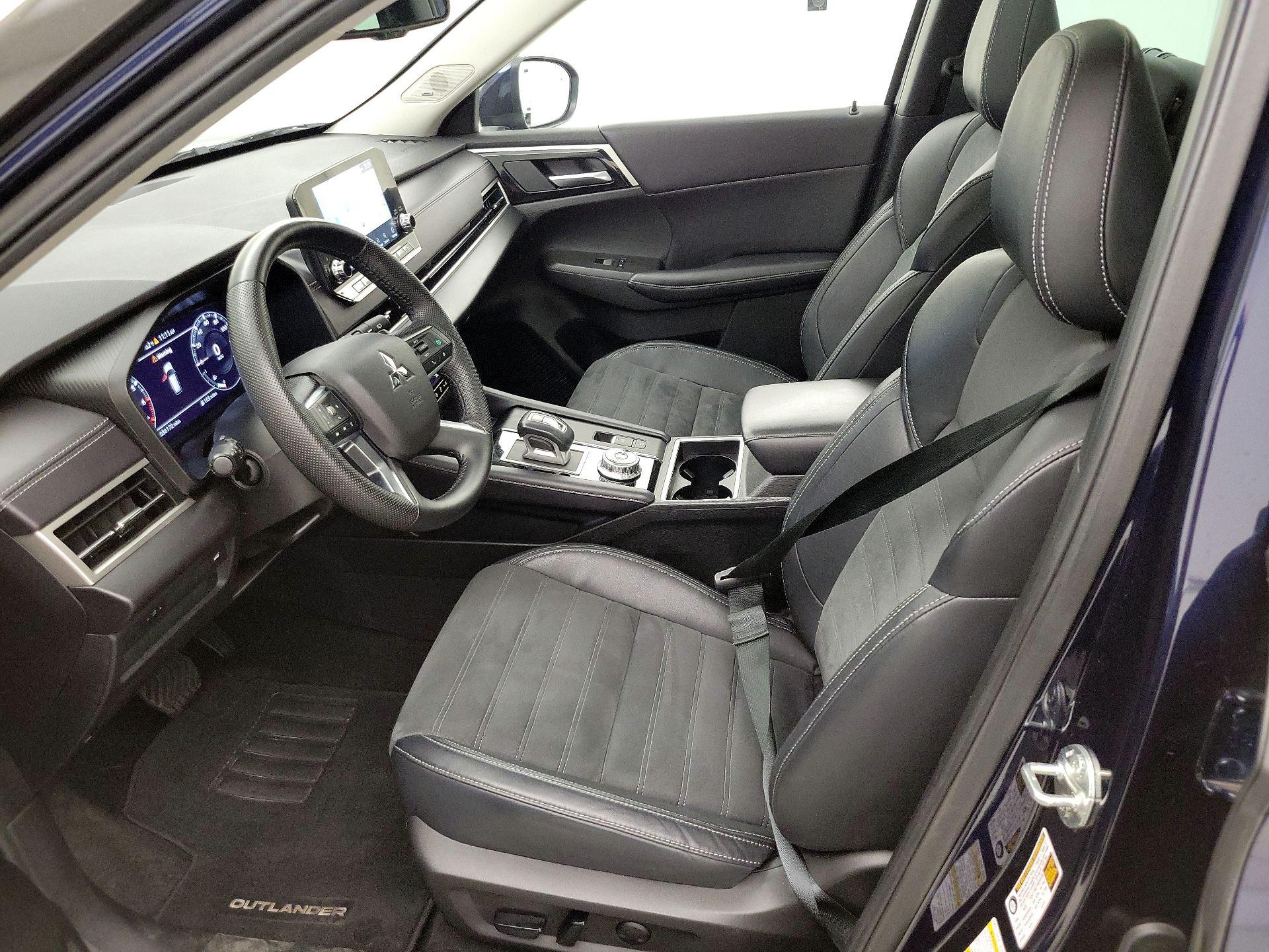 Thumbnail: 2023 Mitsubishi Outlander - 11
