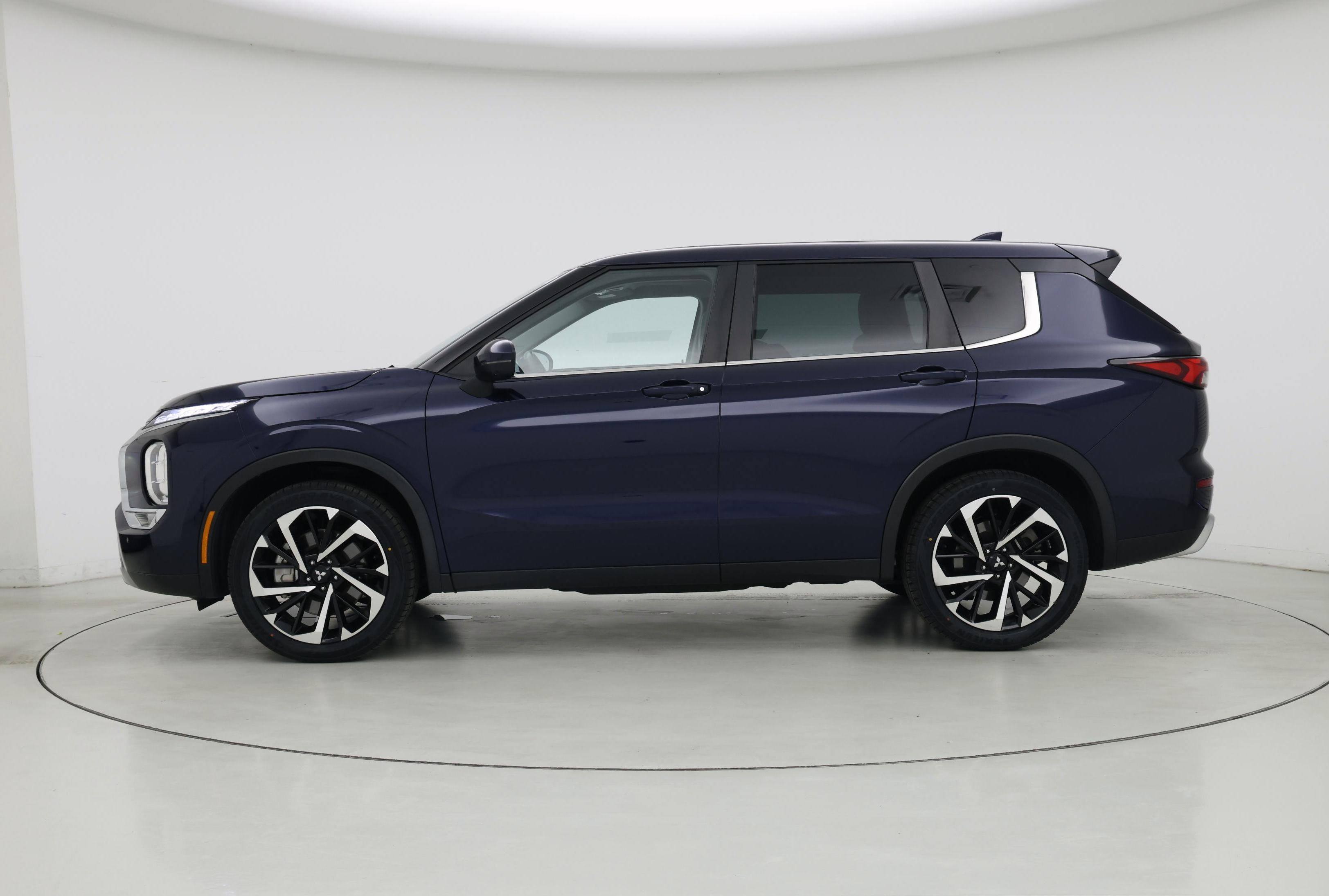 Thumbnail: 2023 Mitsubishi Outlander - 3
