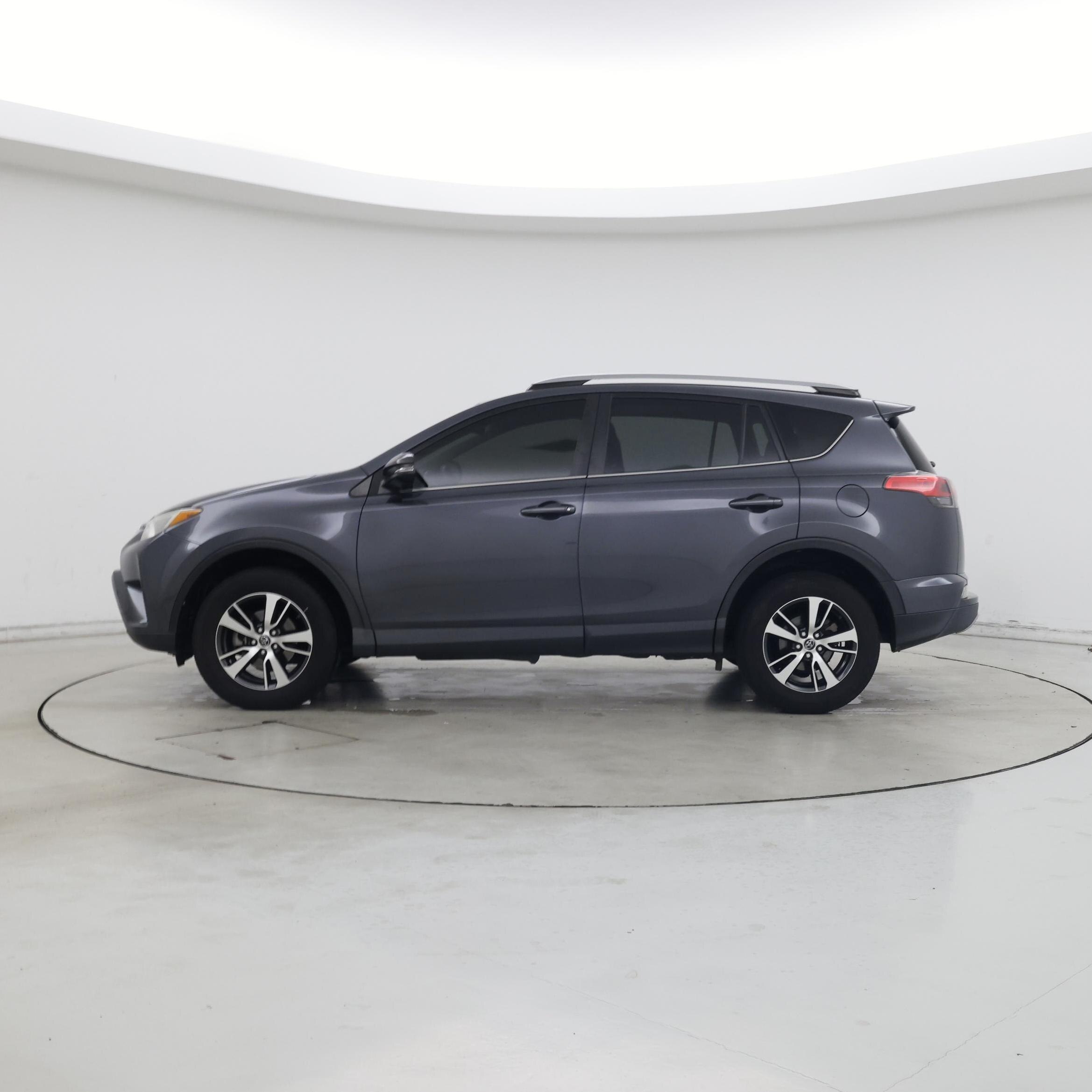 Thumbnail: 2018 Toyota RAV4 - 3