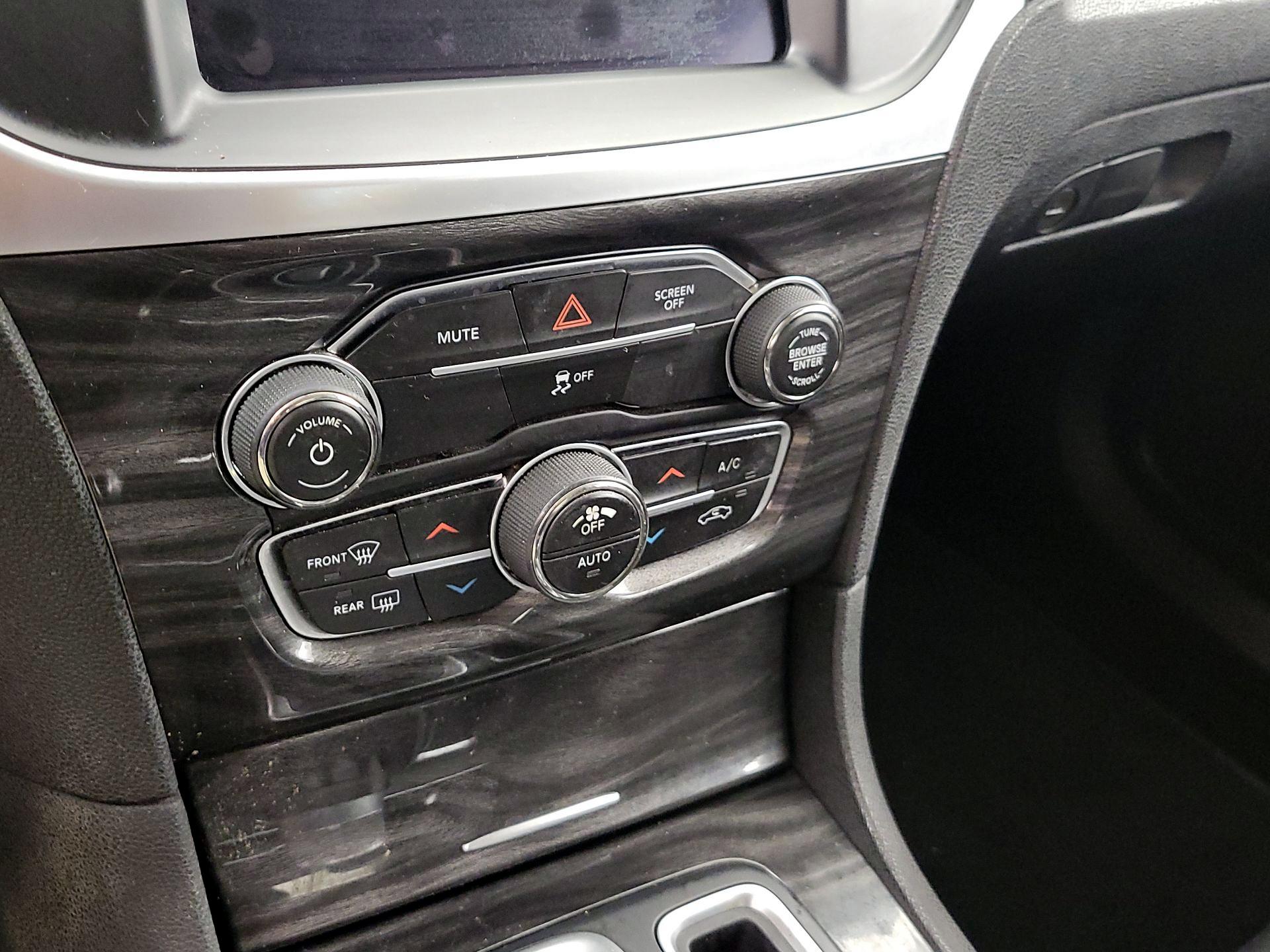Thumbnail: 2019 Chrysler 300 - 16