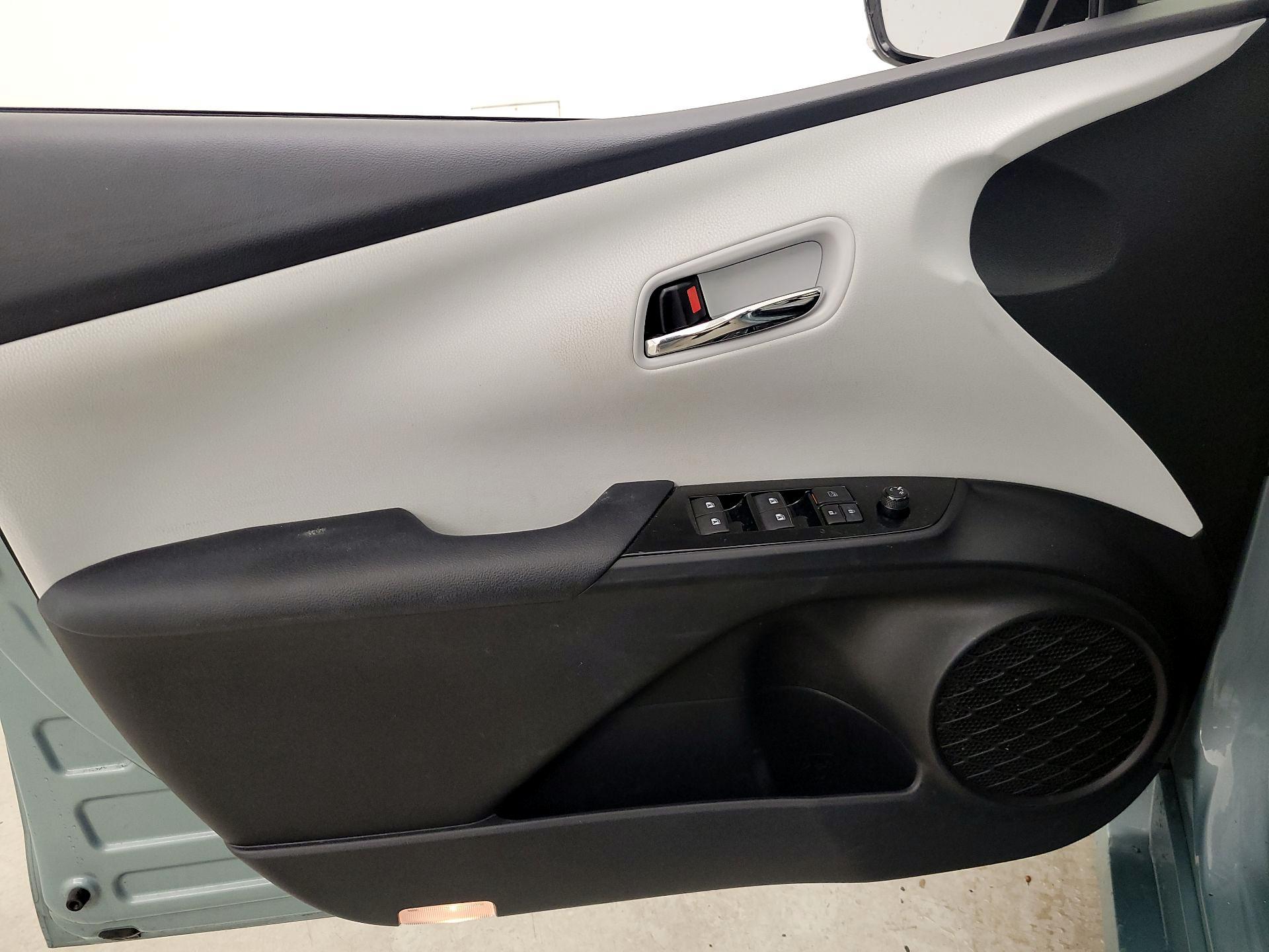 Thumbnail: 2016 Toyota Prius - 12