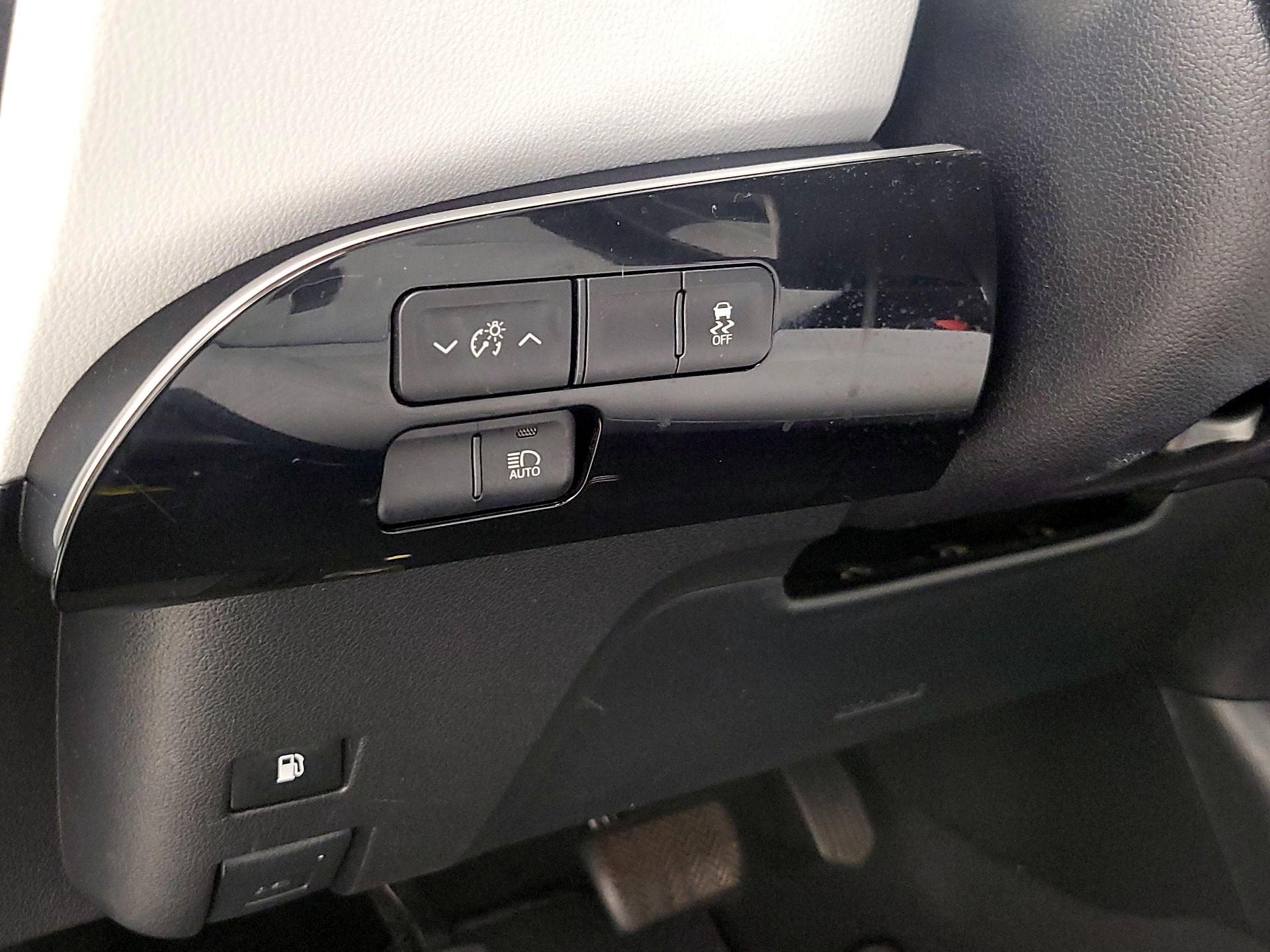 Thumbnail: 2016 Toyota Prius - 13