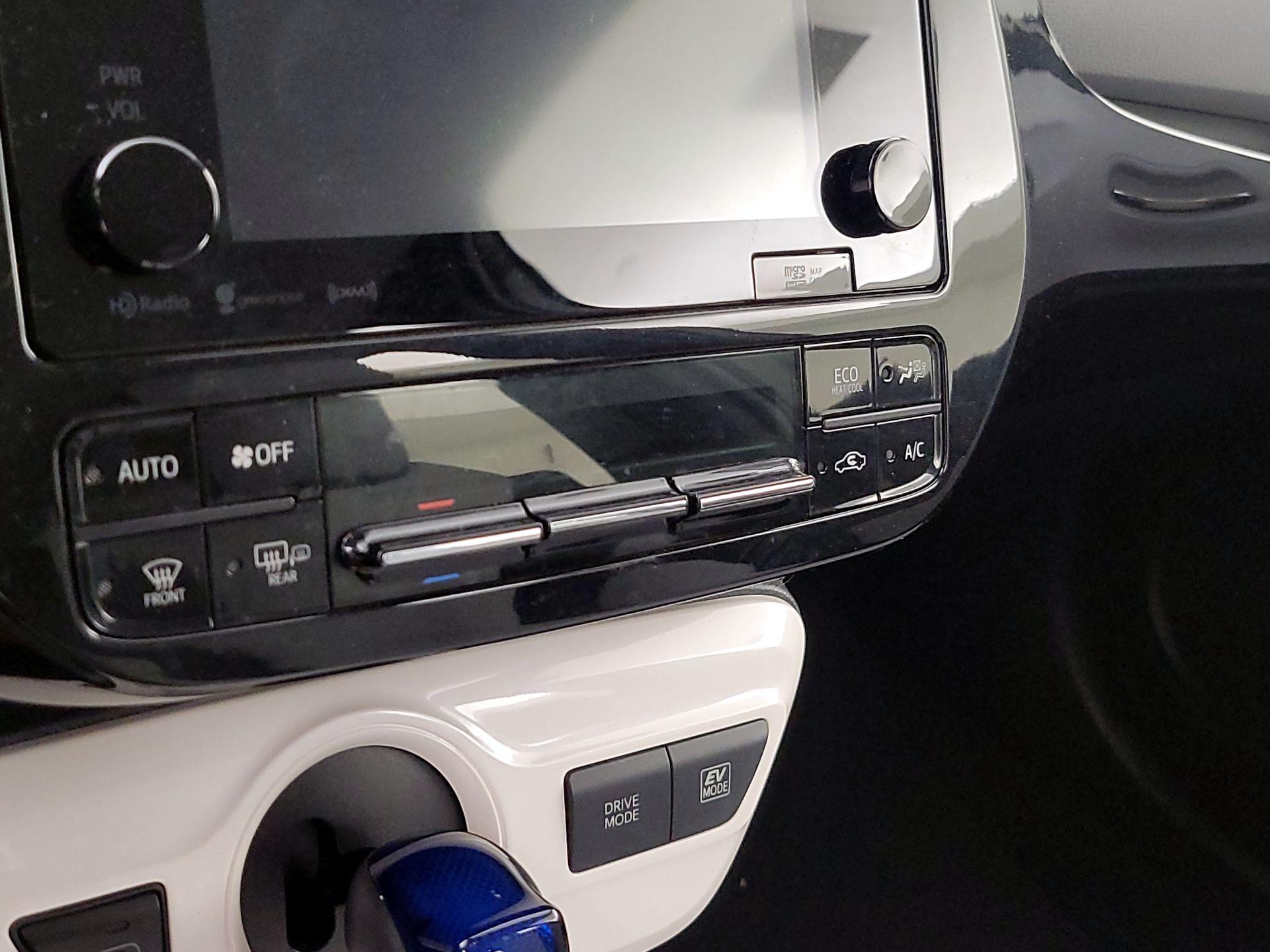 Thumbnail: 2016 Toyota Prius - 17
