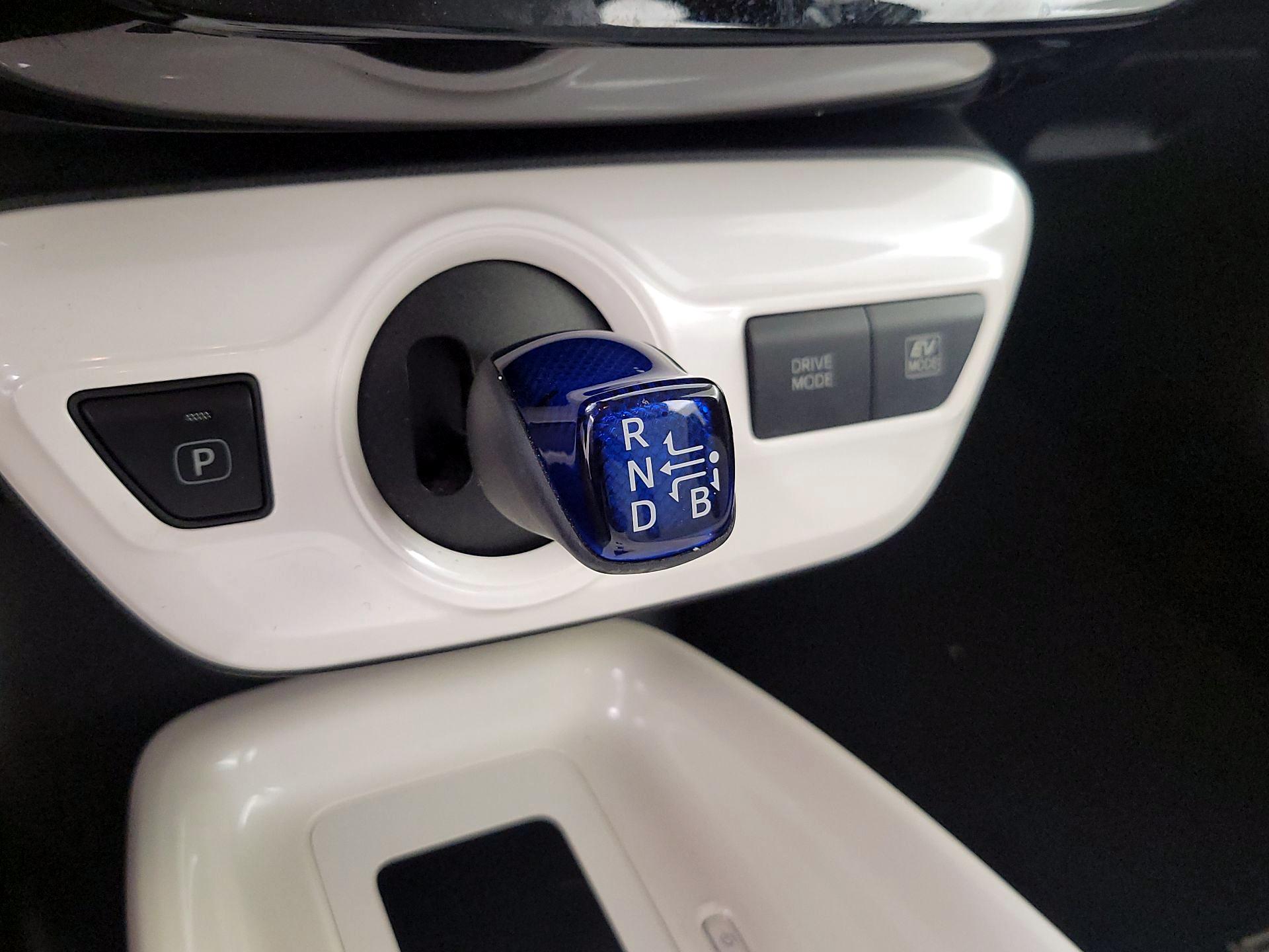 Thumbnail: 2016 Toyota Prius - 18