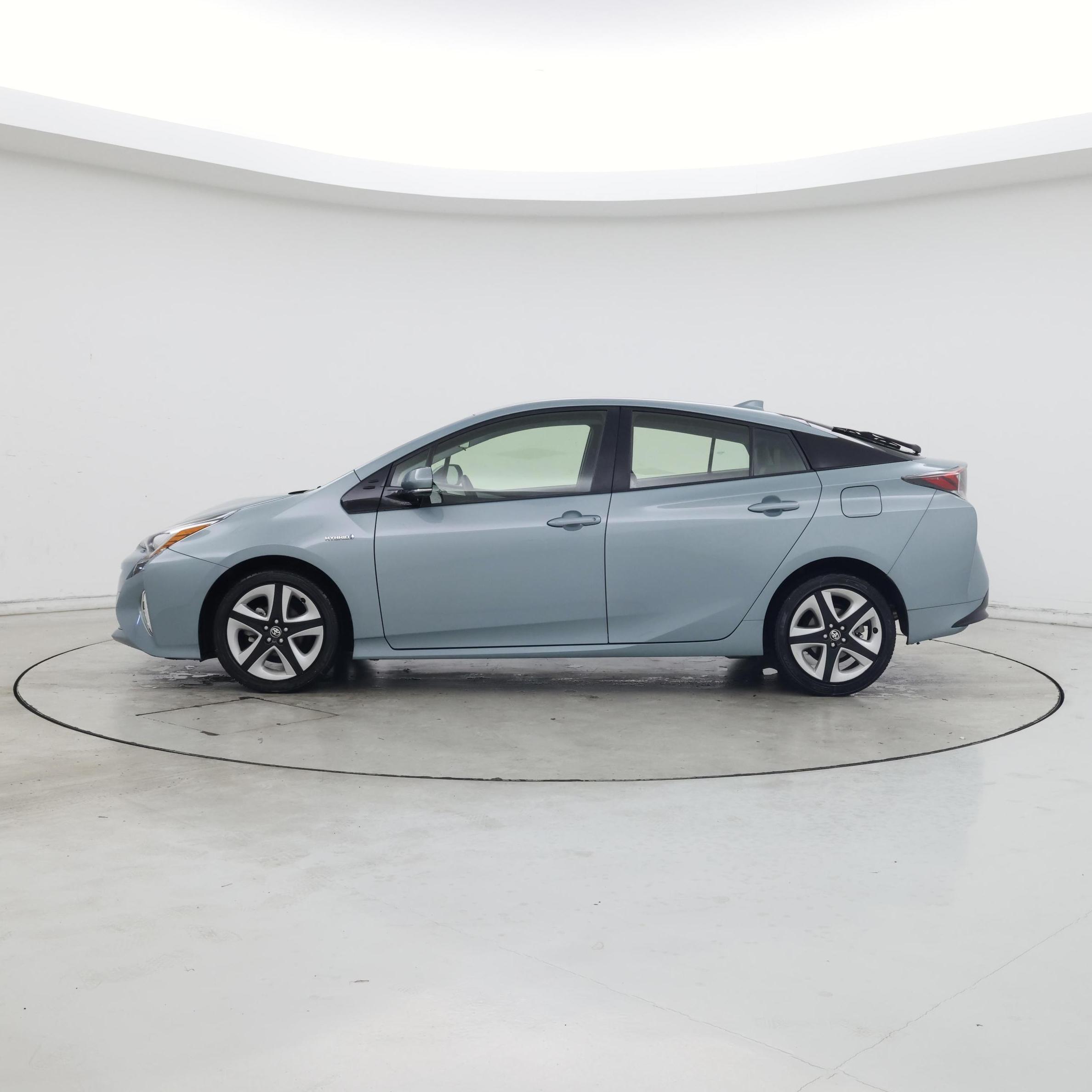 Thumbnail: 2016 Toyota Prius - 3