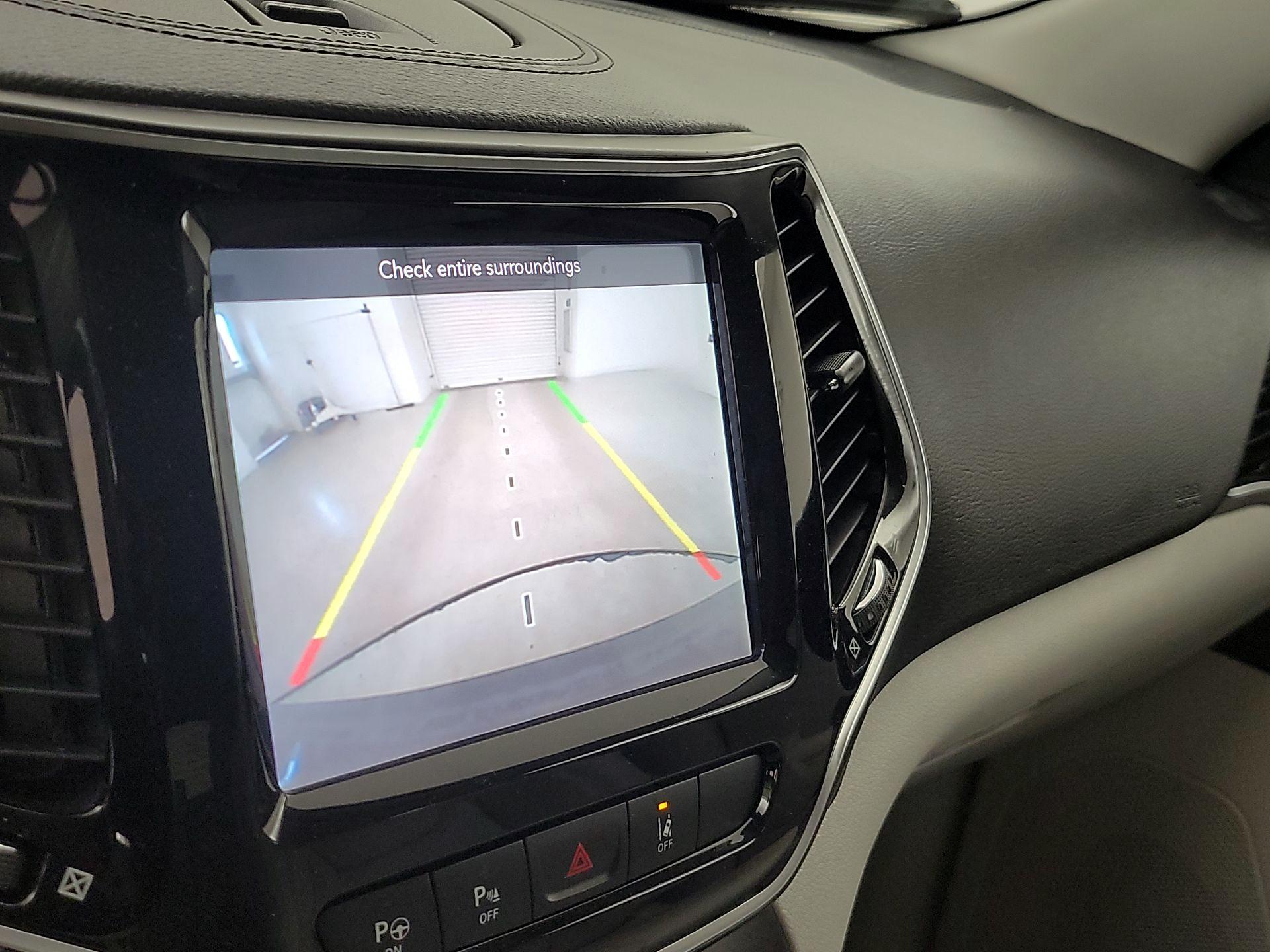 Thumbnail: 2019 Jeep Cherokee - 14
