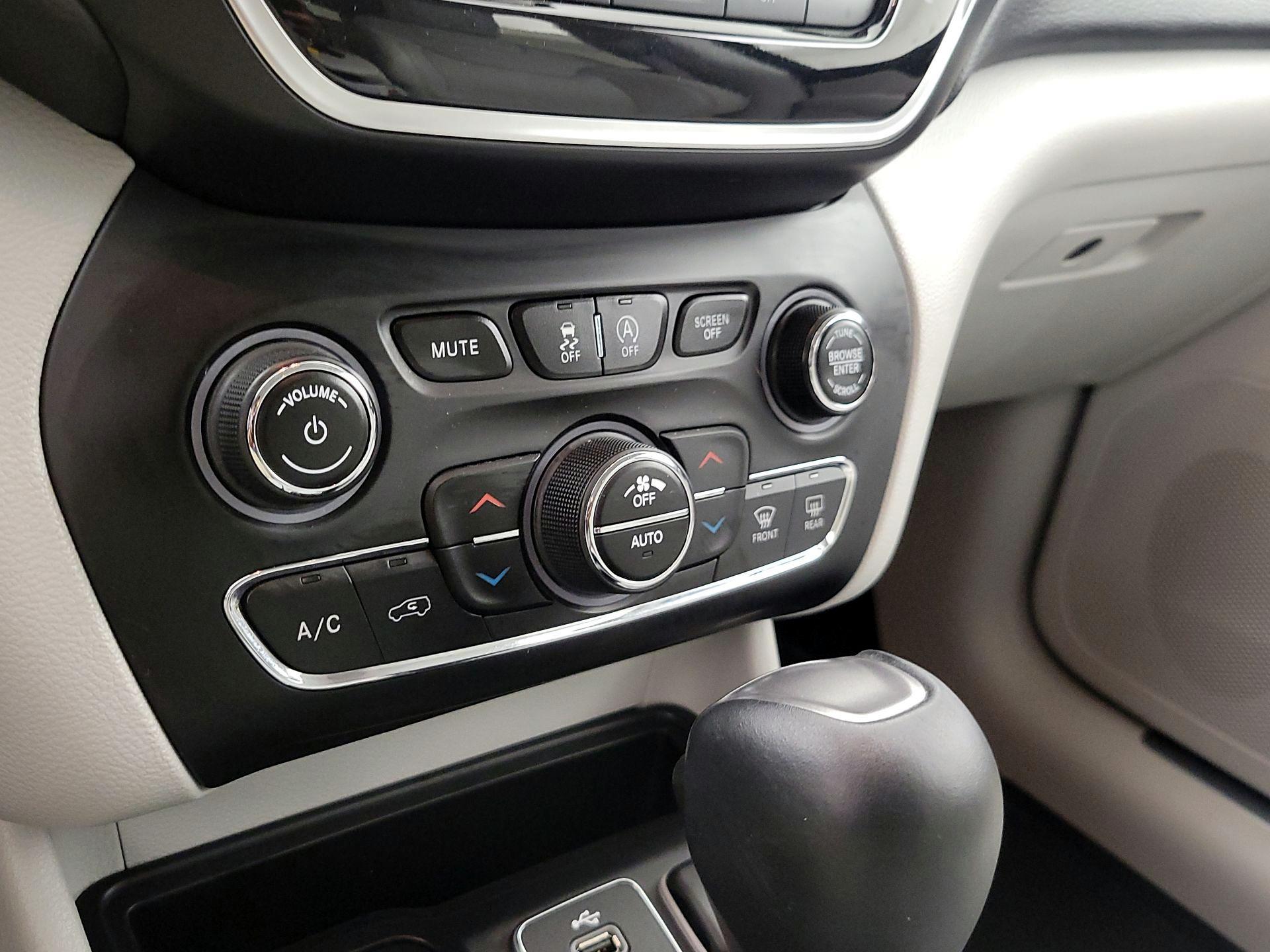 Thumbnail: 2019 Jeep Cherokee - 16