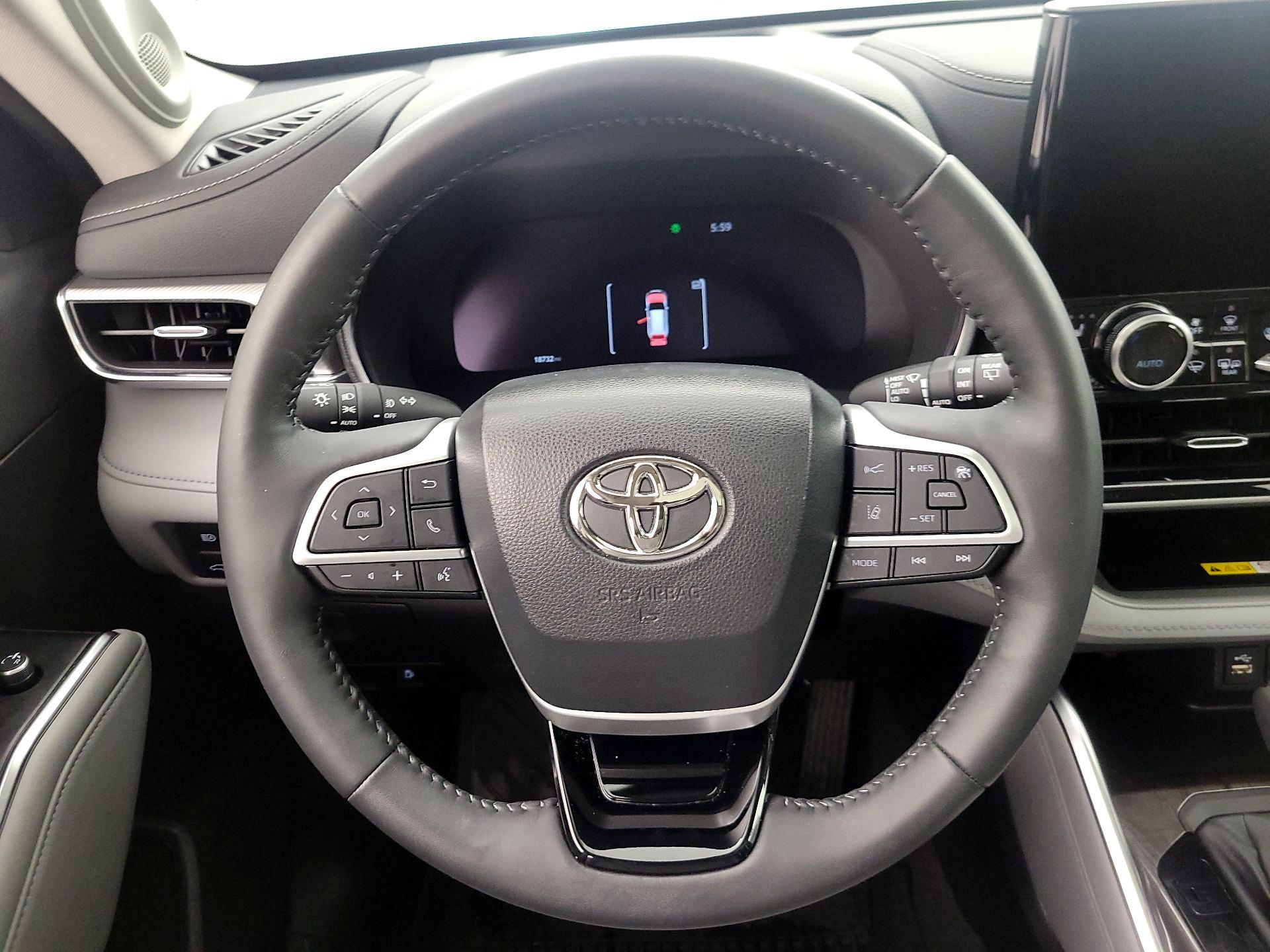 Thumbnail: 2023 Toyota Highlander - 10