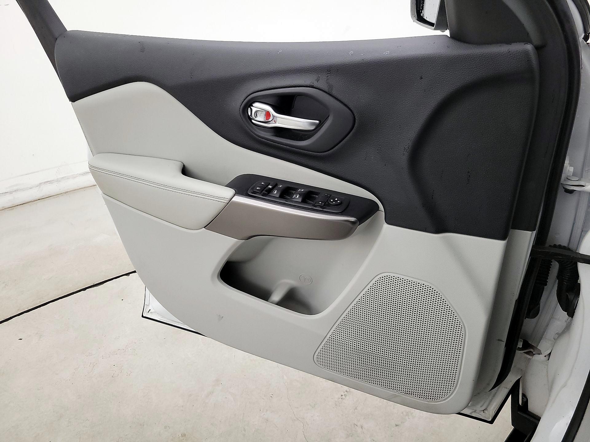 Thumbnail: 2020 Jeep Cherokee - 12