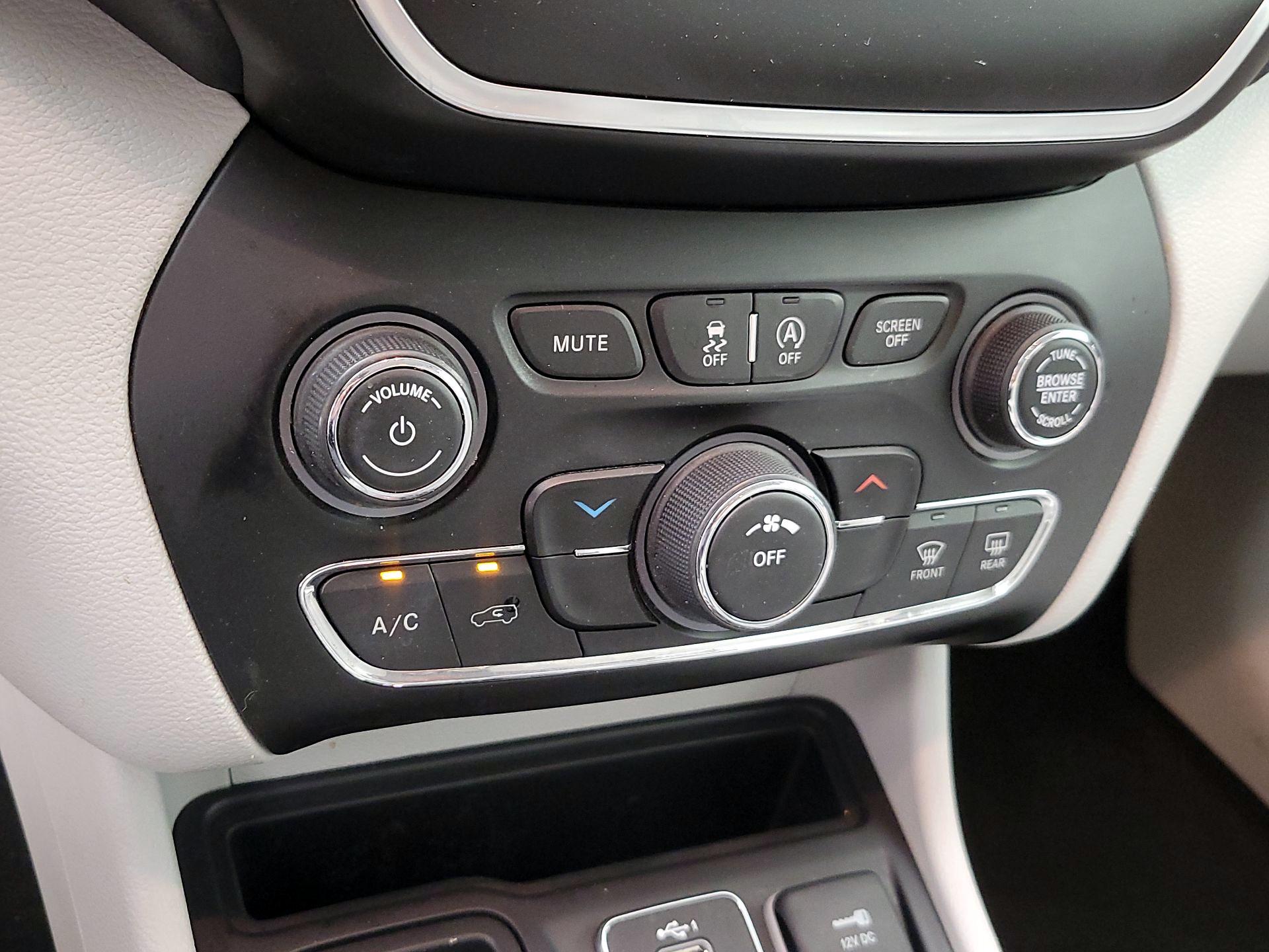 Thumbnail: 2020 Jeep Cherokee - 16