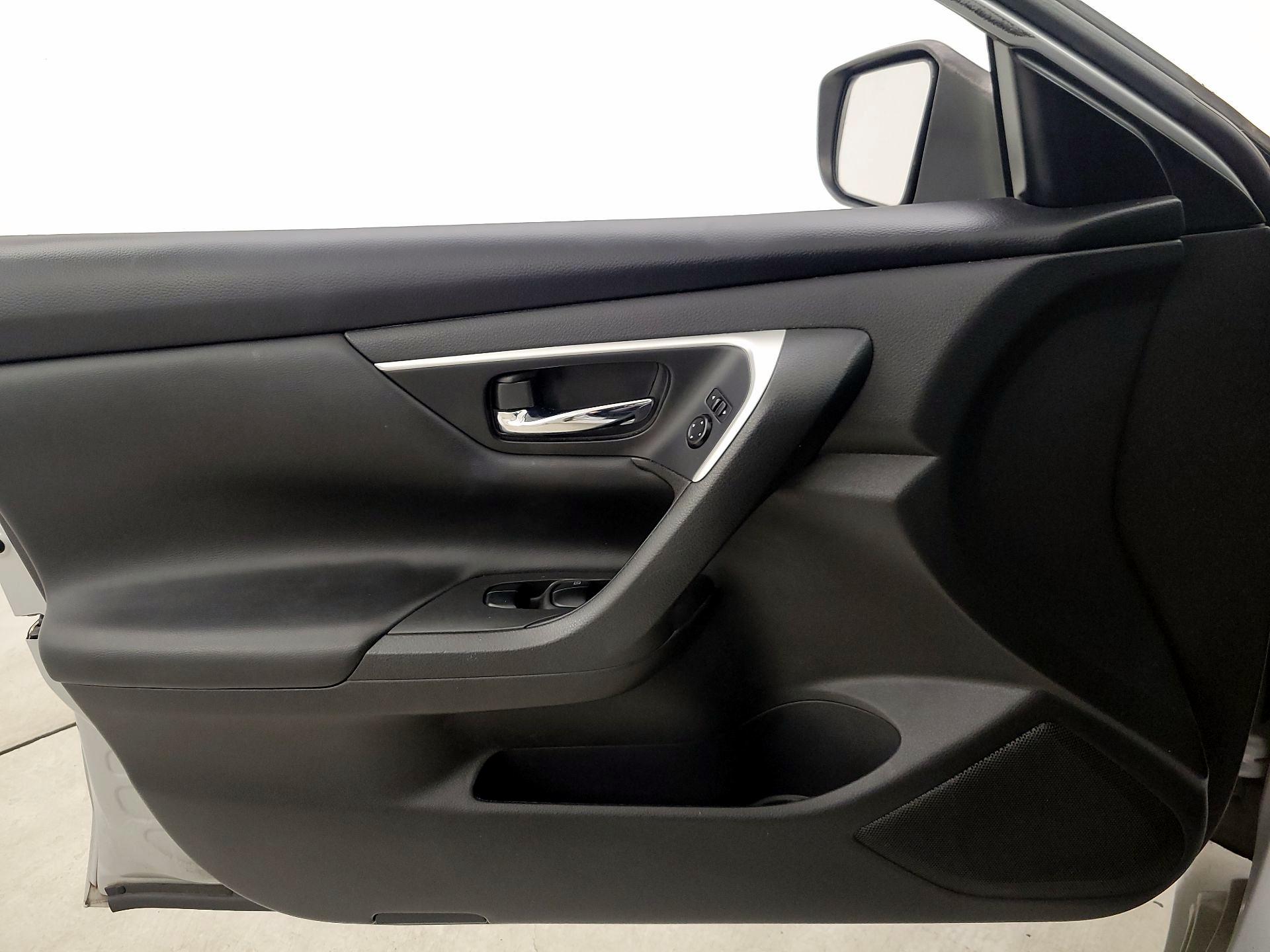 Thumbnail: 2016 Nissan Altima - 12