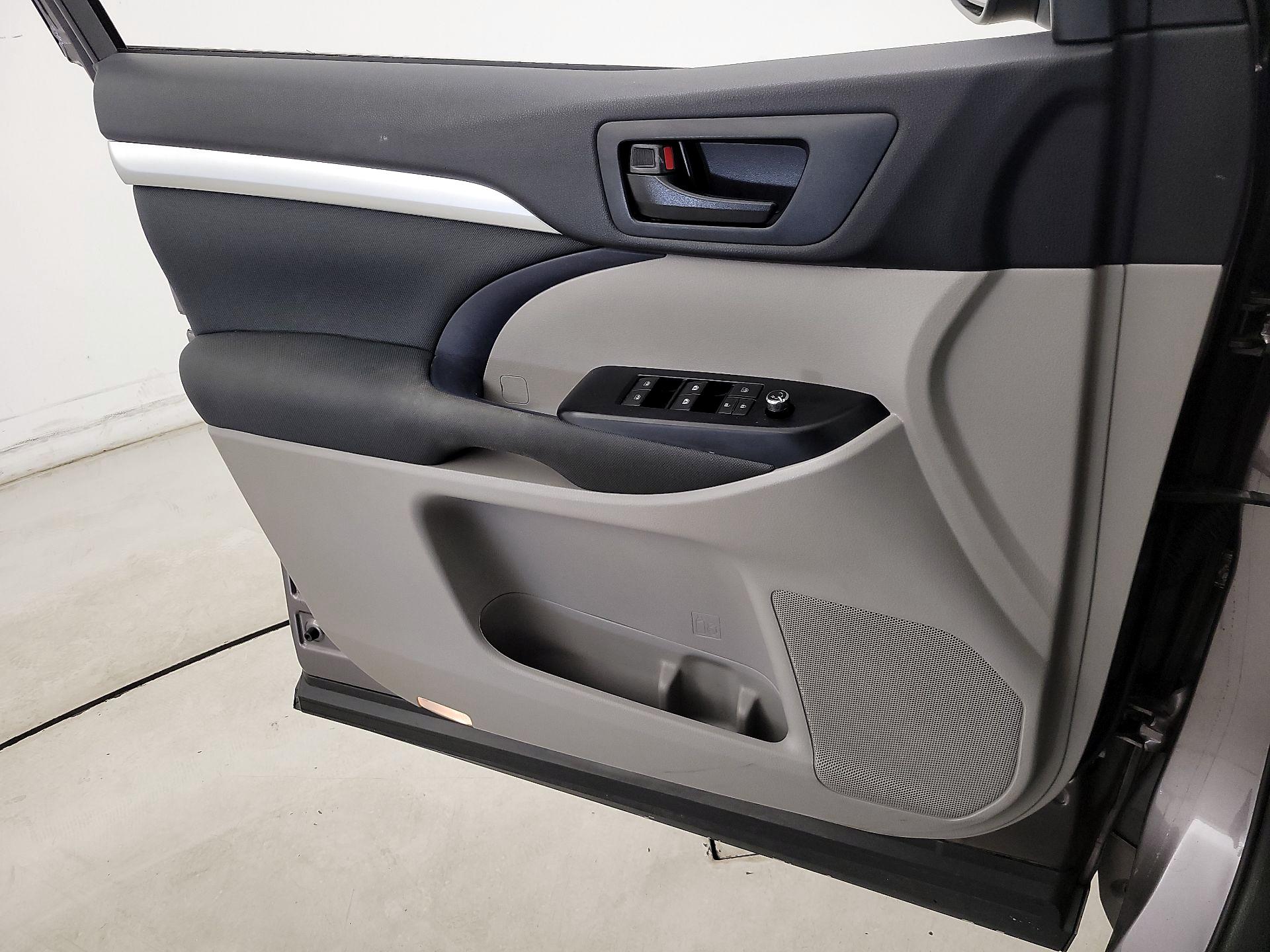 Thumbnail: 2016 Toyota Highlander - 12