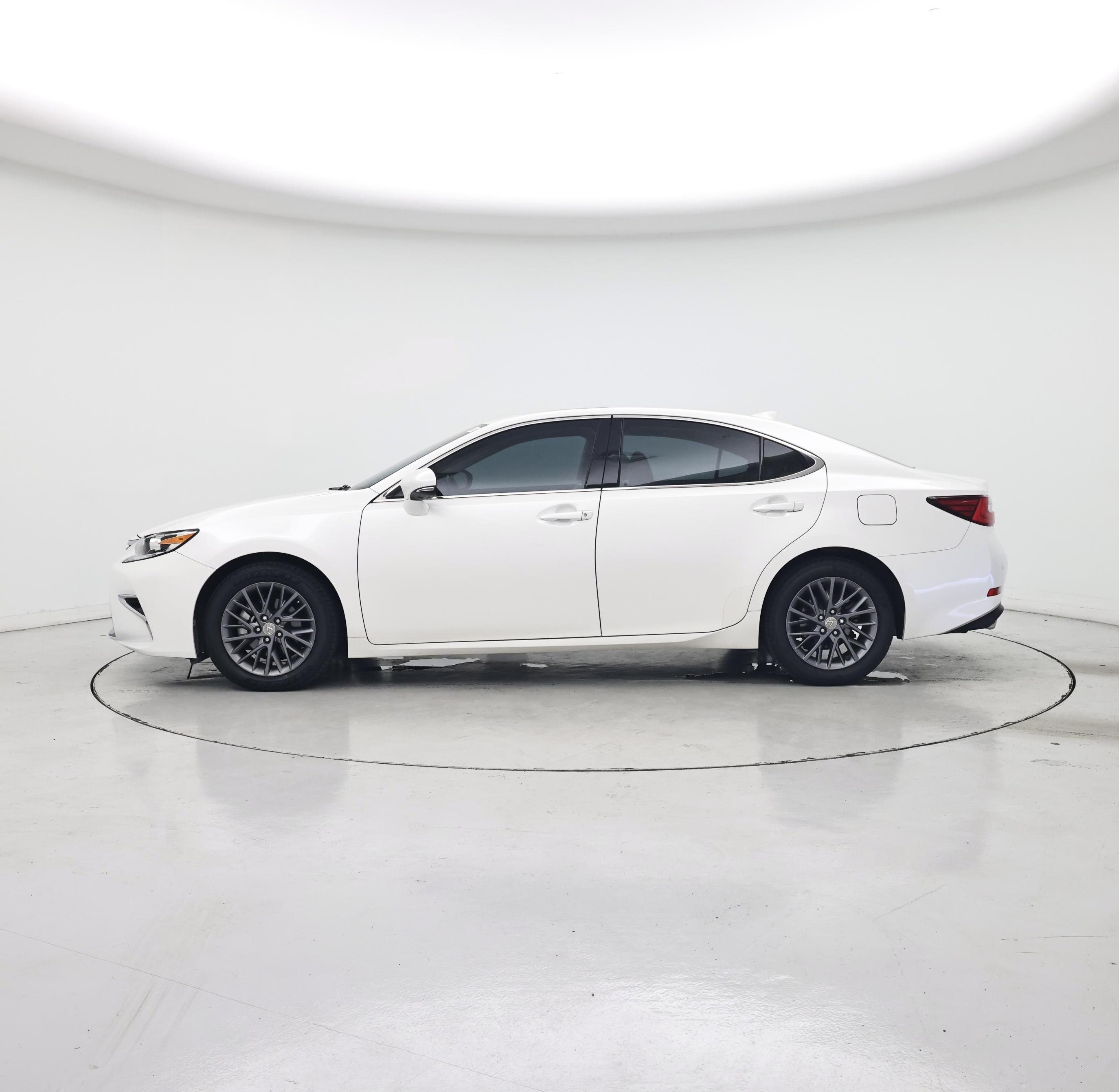 Thumbnail: 2018 Lexus ES - 3