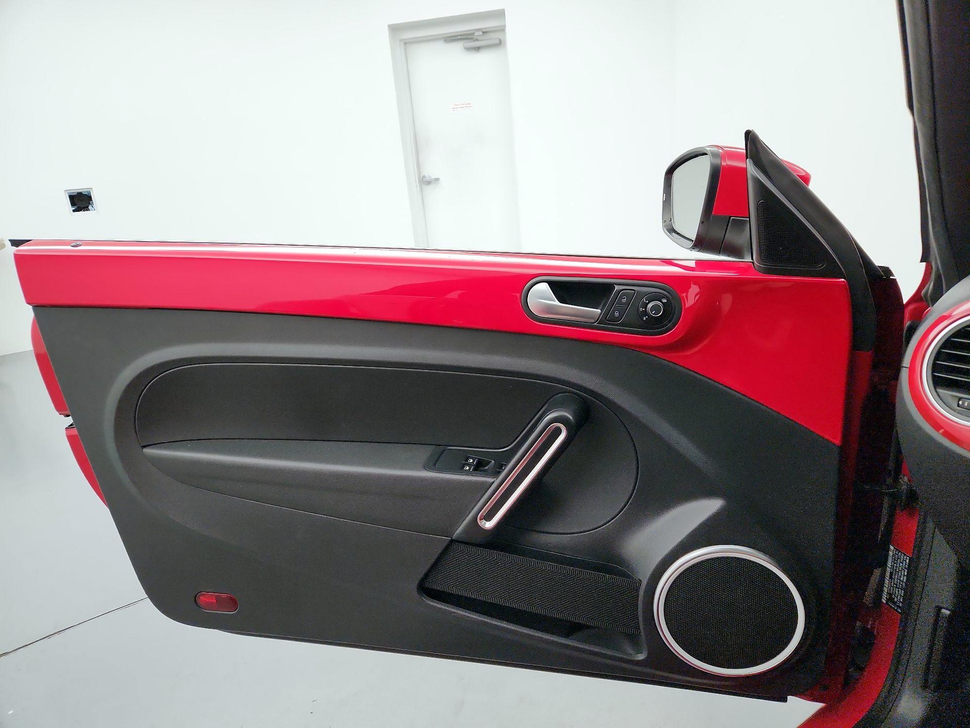 Thumbnail: 2015 Volkswagen Beetle - 12
