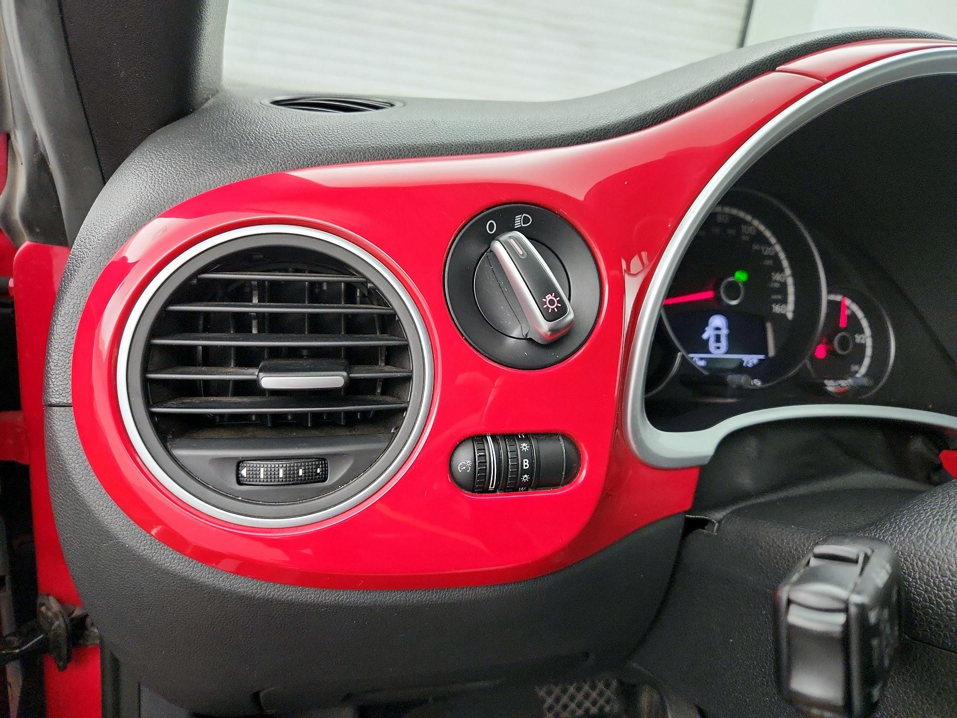 Thumbnail: 2015 Volkswagen Beetle - 13
