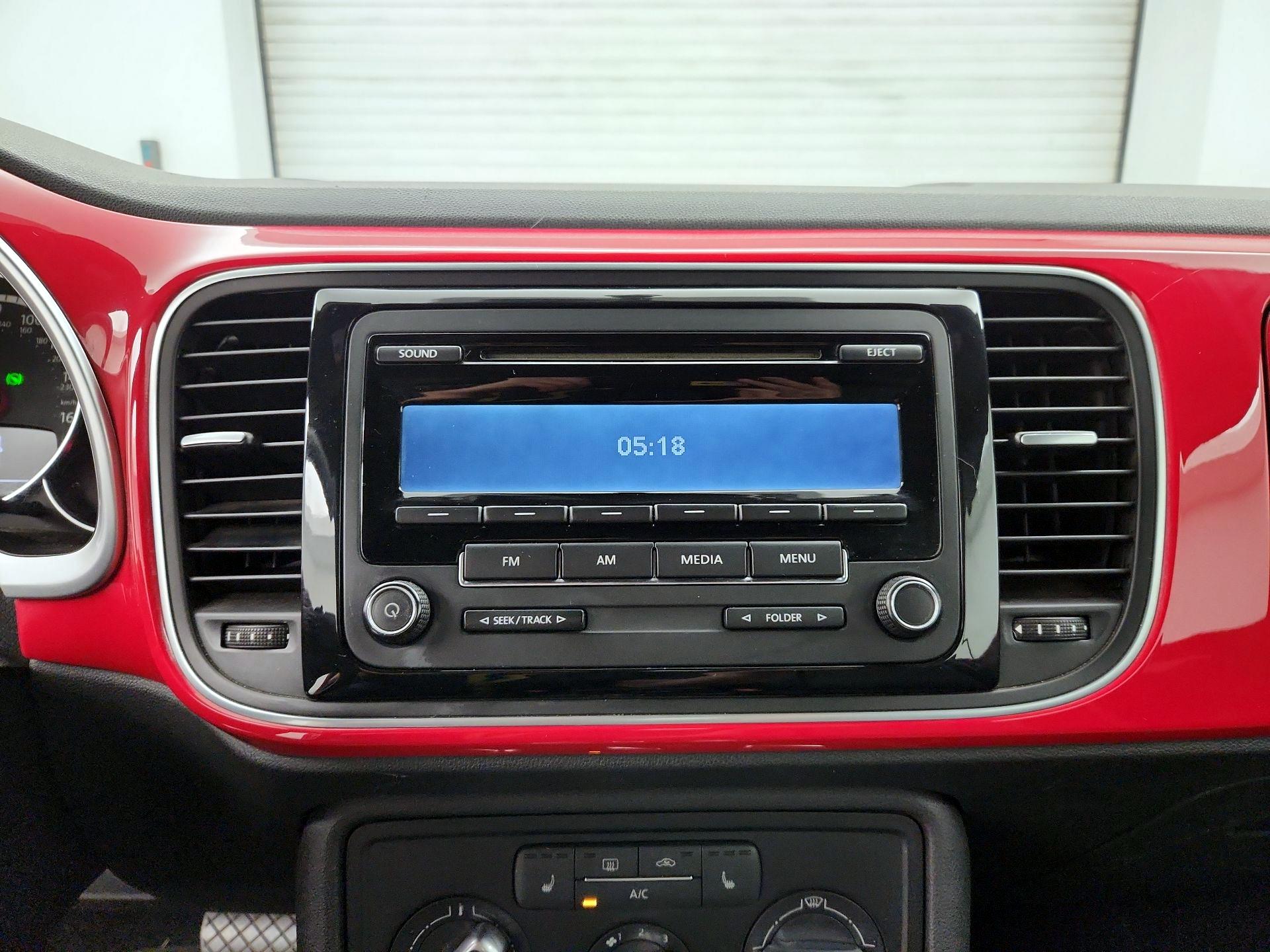 Thumbnail: 2015 Volkswagen Beetle - 14