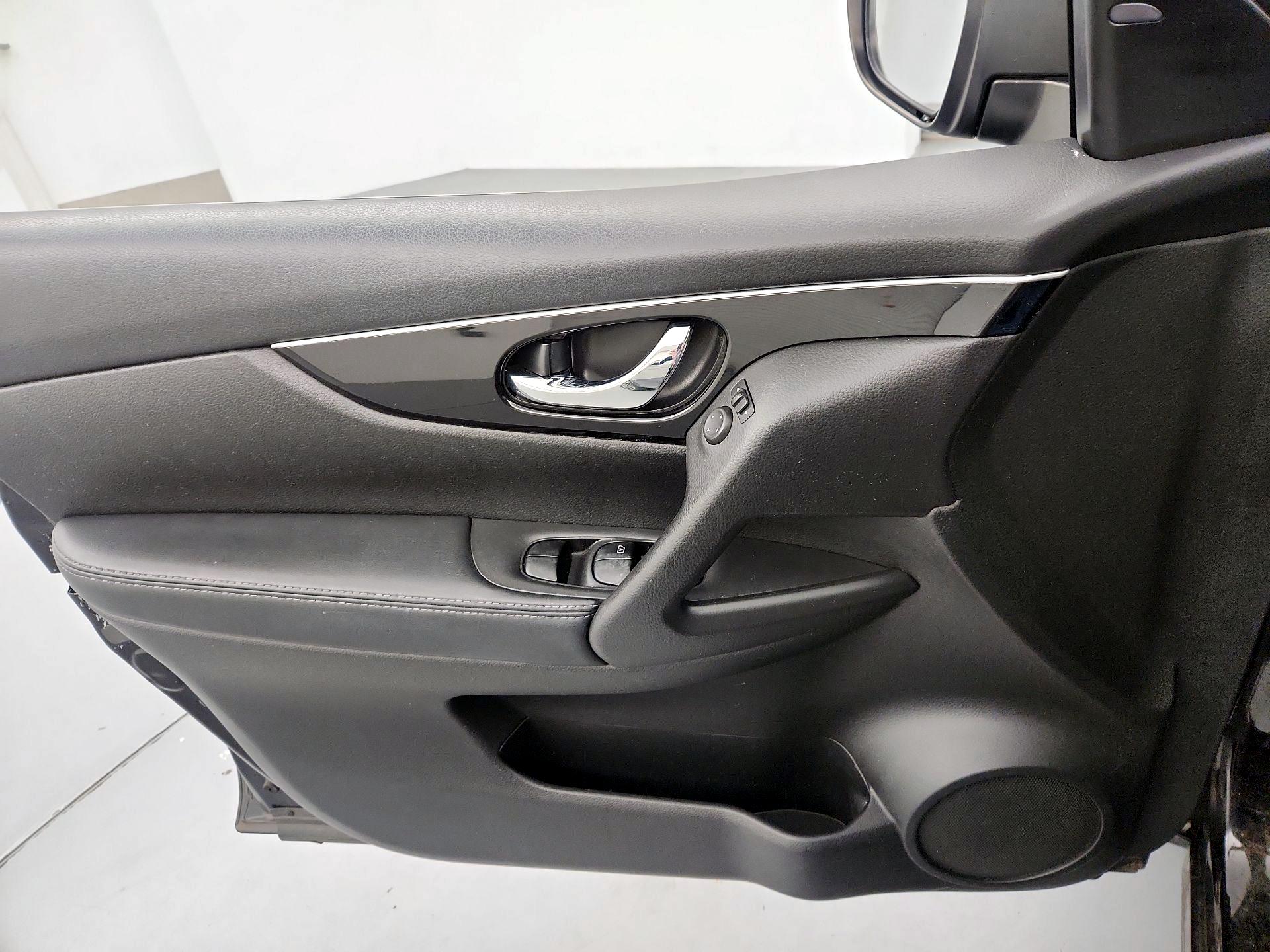 Thumbnail: 2017 Nissan Rogue Sport - 12