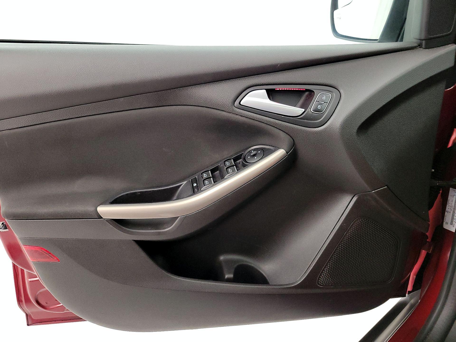 Thumbnail: 2016 Ford Focus - 12