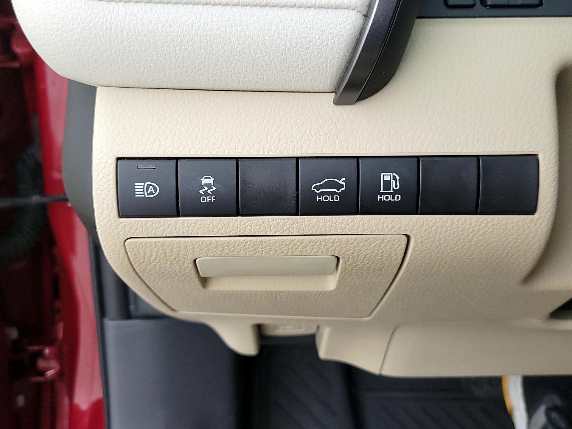 Thumbnail: 2019 Toyota Camry - 13